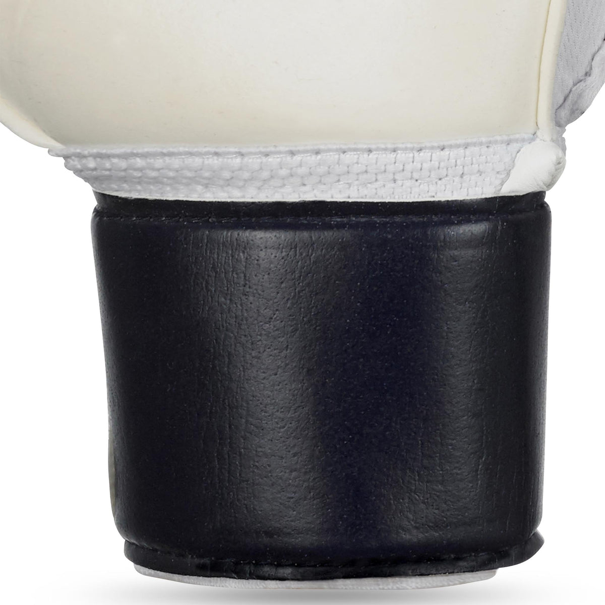 Närbild av Gloves 04 Protection v24 målvaktshandskar för fotboll med svart handledsmudd och vit ovandel.