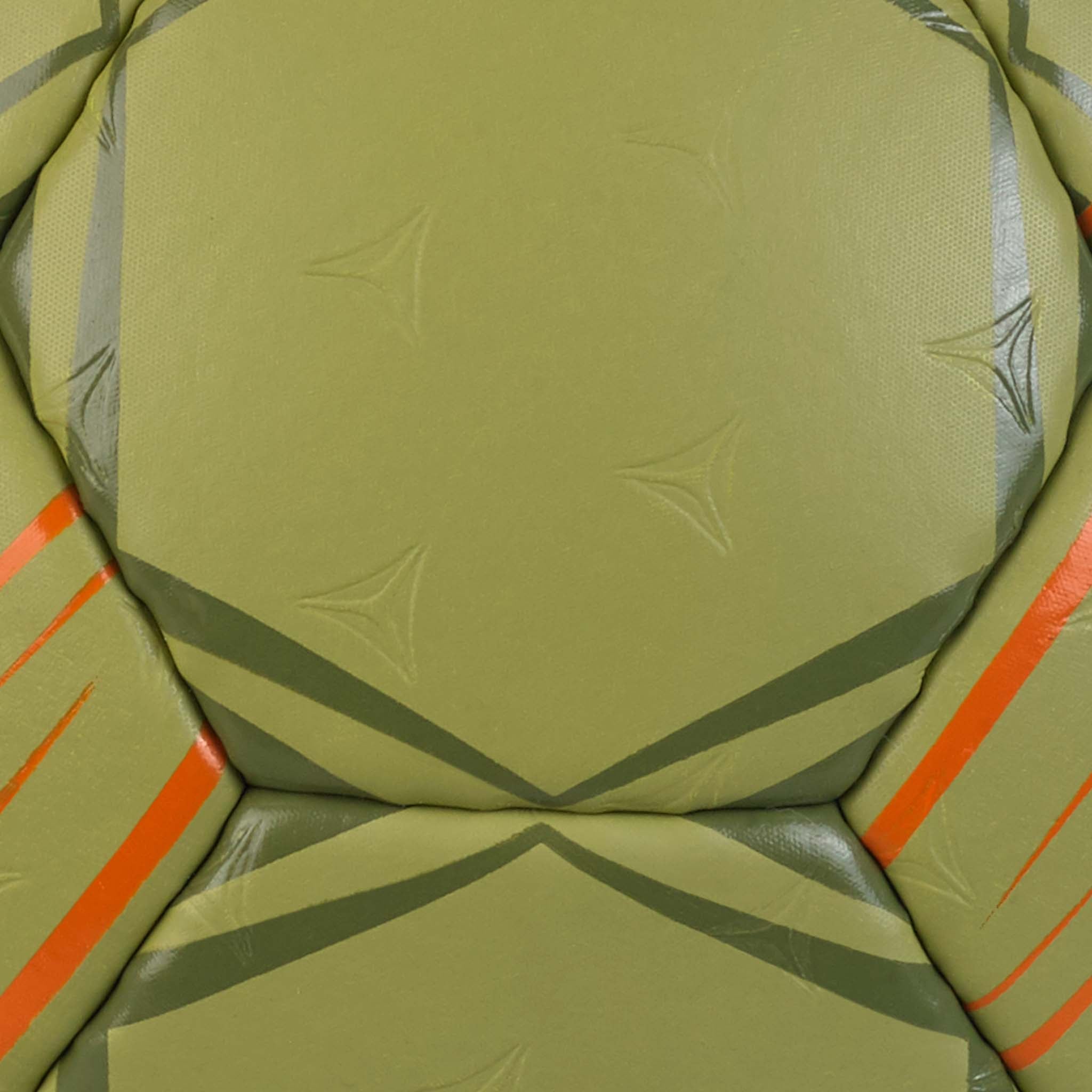 Närbild av grön Solera v24 handboll med orange detaljer och texturerade paneler