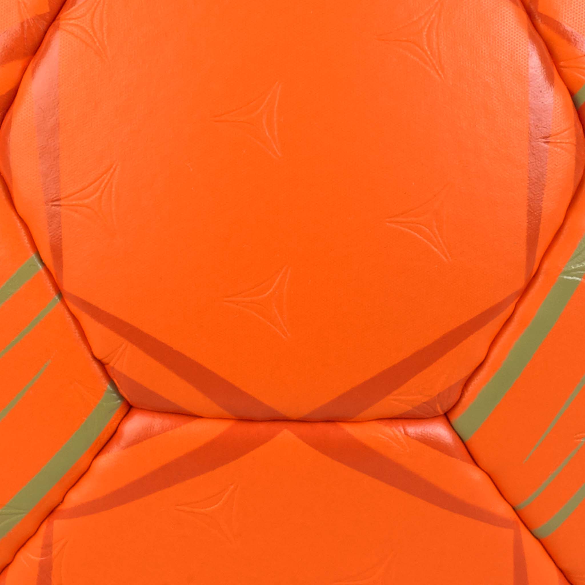 Närbild av orange Solera v24 handboll med texturerade paneler och gröna detaljer