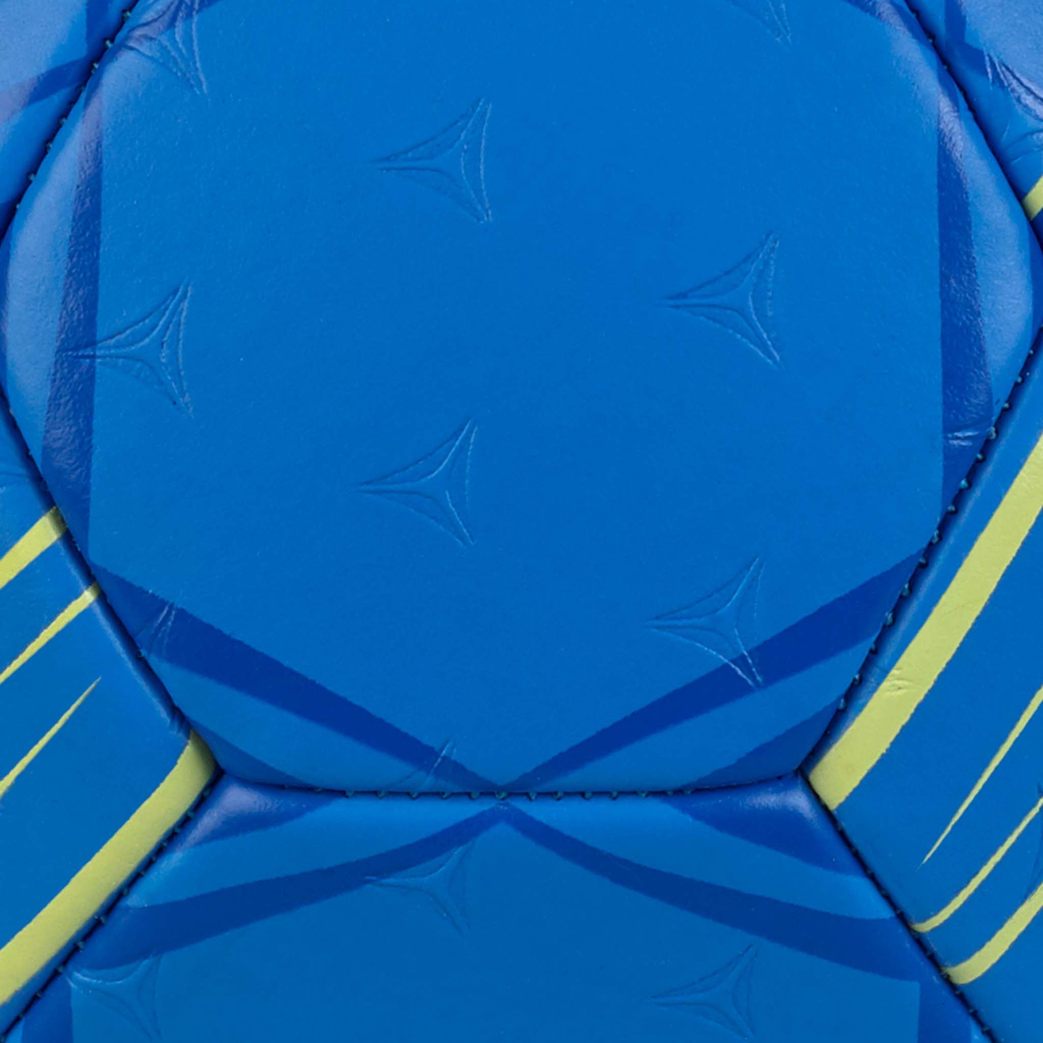 Närbild av Mundo DB v24 handboll, blå yta med stjärnprägling och gula detaljer.