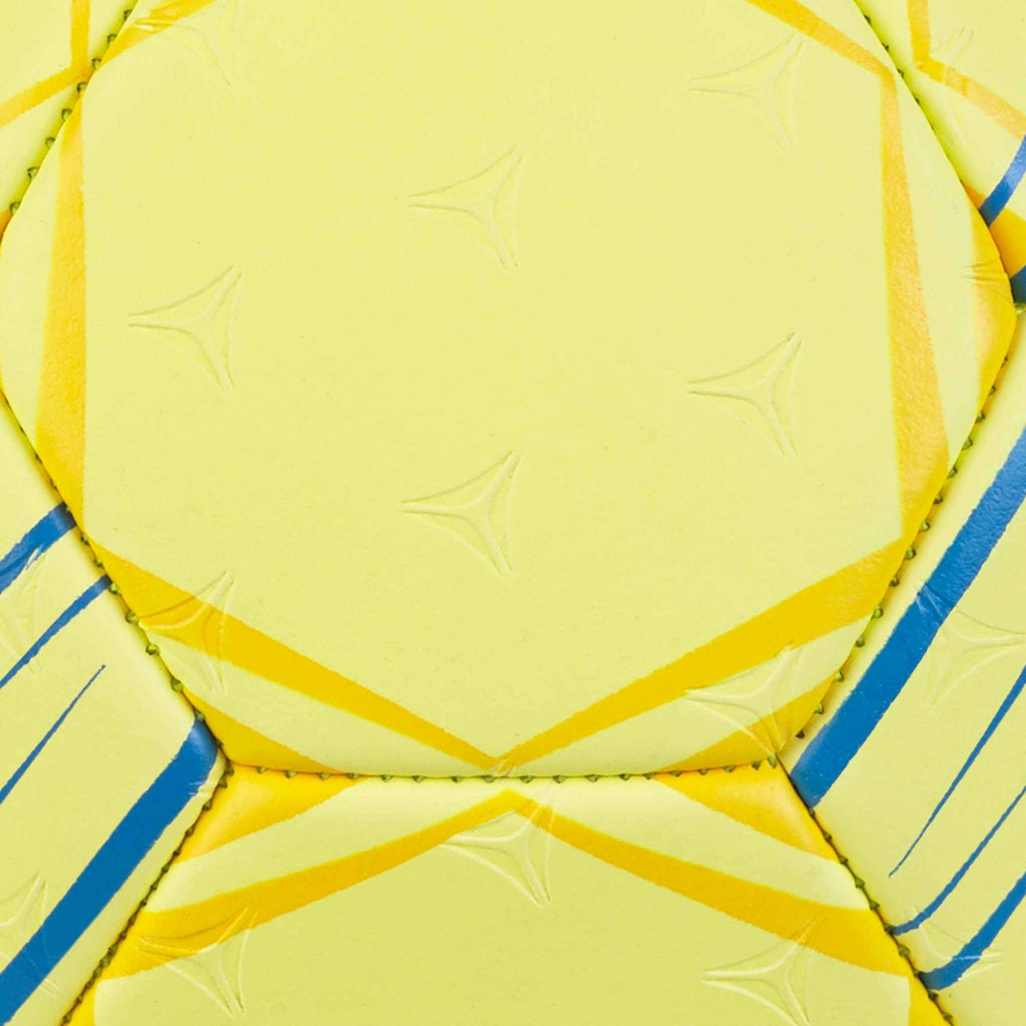 Närbild av gul Mundo DB v24 handboll med strukturerad yta och blå och gula paneldetaljer.