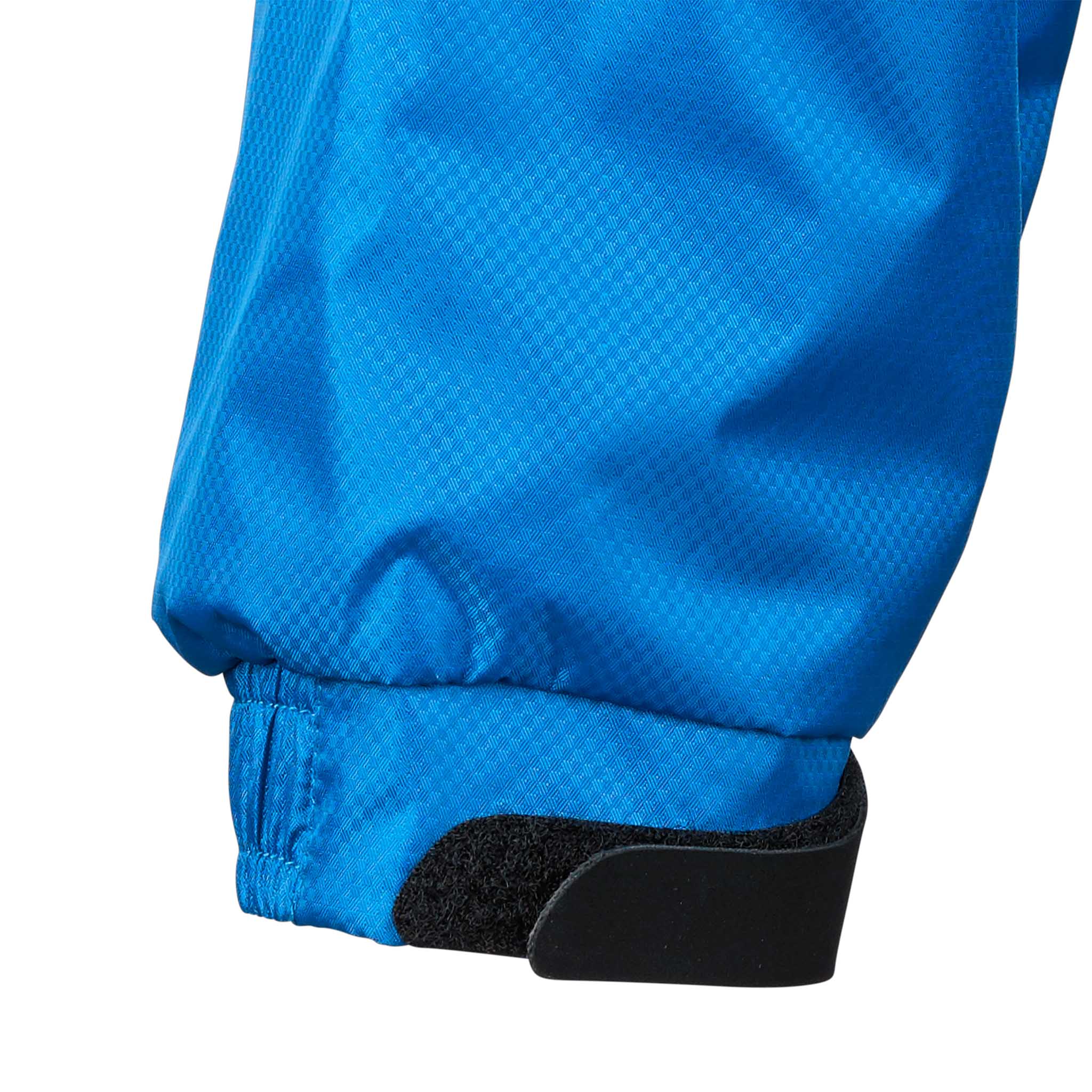 Närbild av blå All-weather jacket Monaco v24 manschett med svart kardborreband, Match & Training wear.