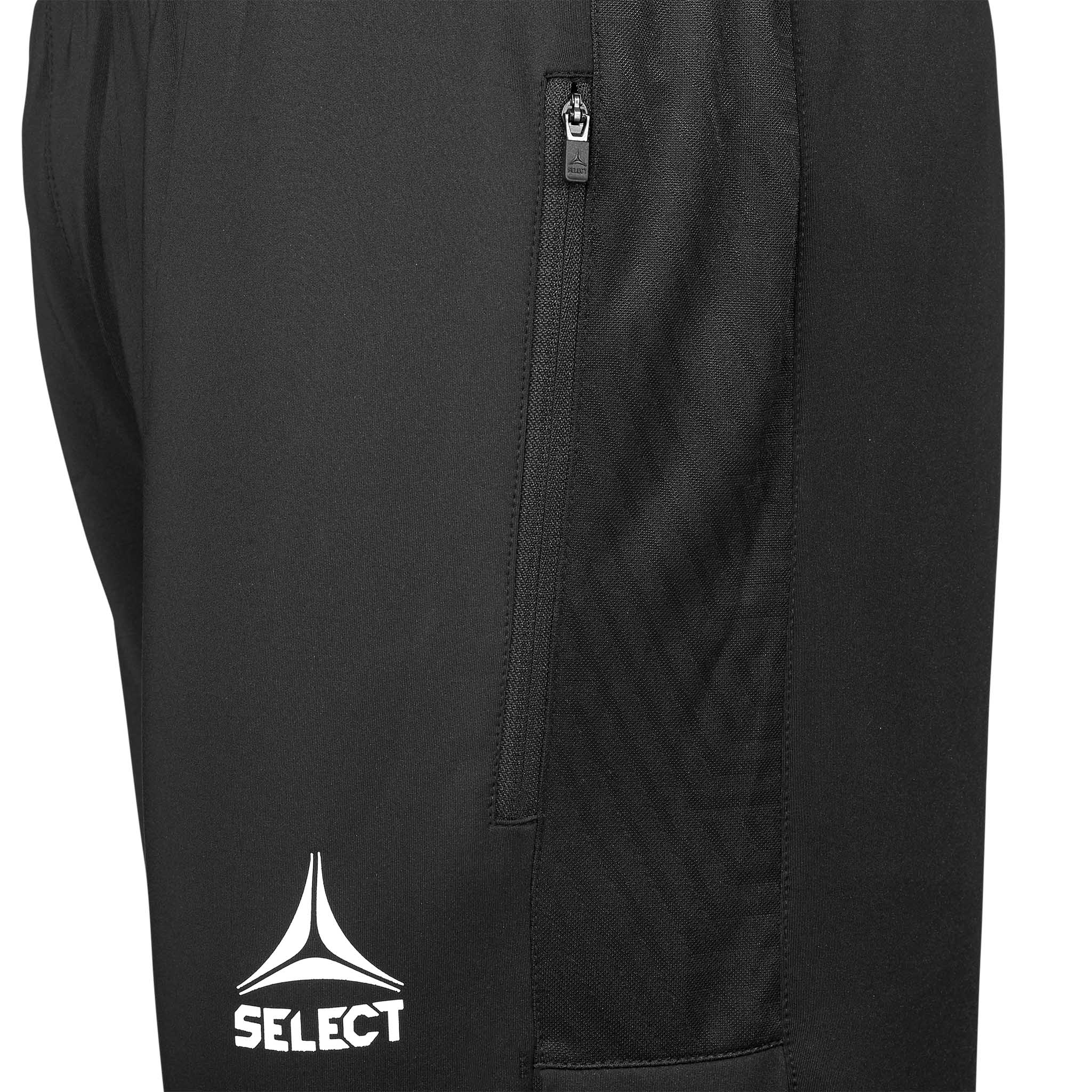 Närbild av svarta Training pants Regular Fit Monaco v24, Match & Training wear, vit logga och dragkedjeficka.