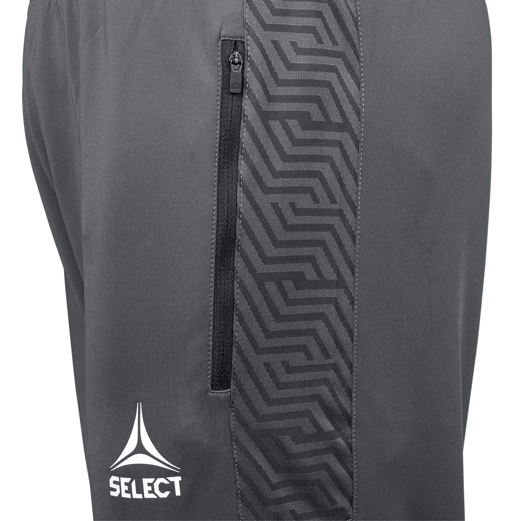 Närbild av grå Training pants Regular Fit Monaco v24, fotboll Match & Training wear, visar dragkedjeficka och logga.