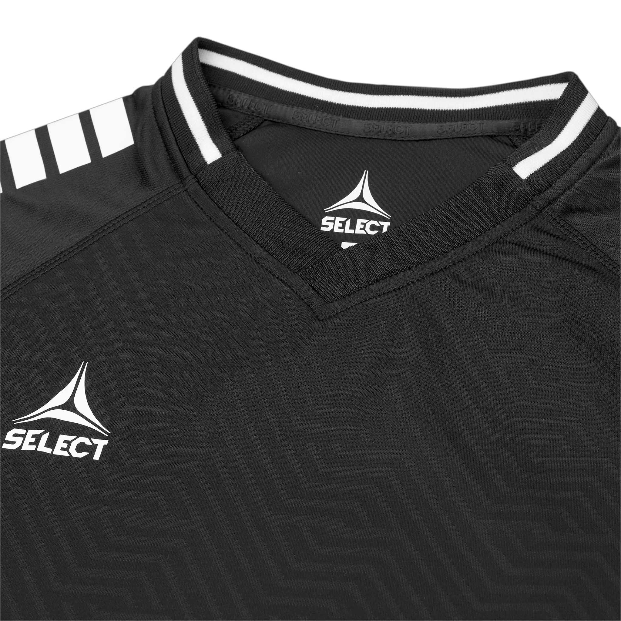 Närbild av svart Player shirt S/S Monaco v24, Match & Training wear, vit V-ringningskant, axelränder och logga
