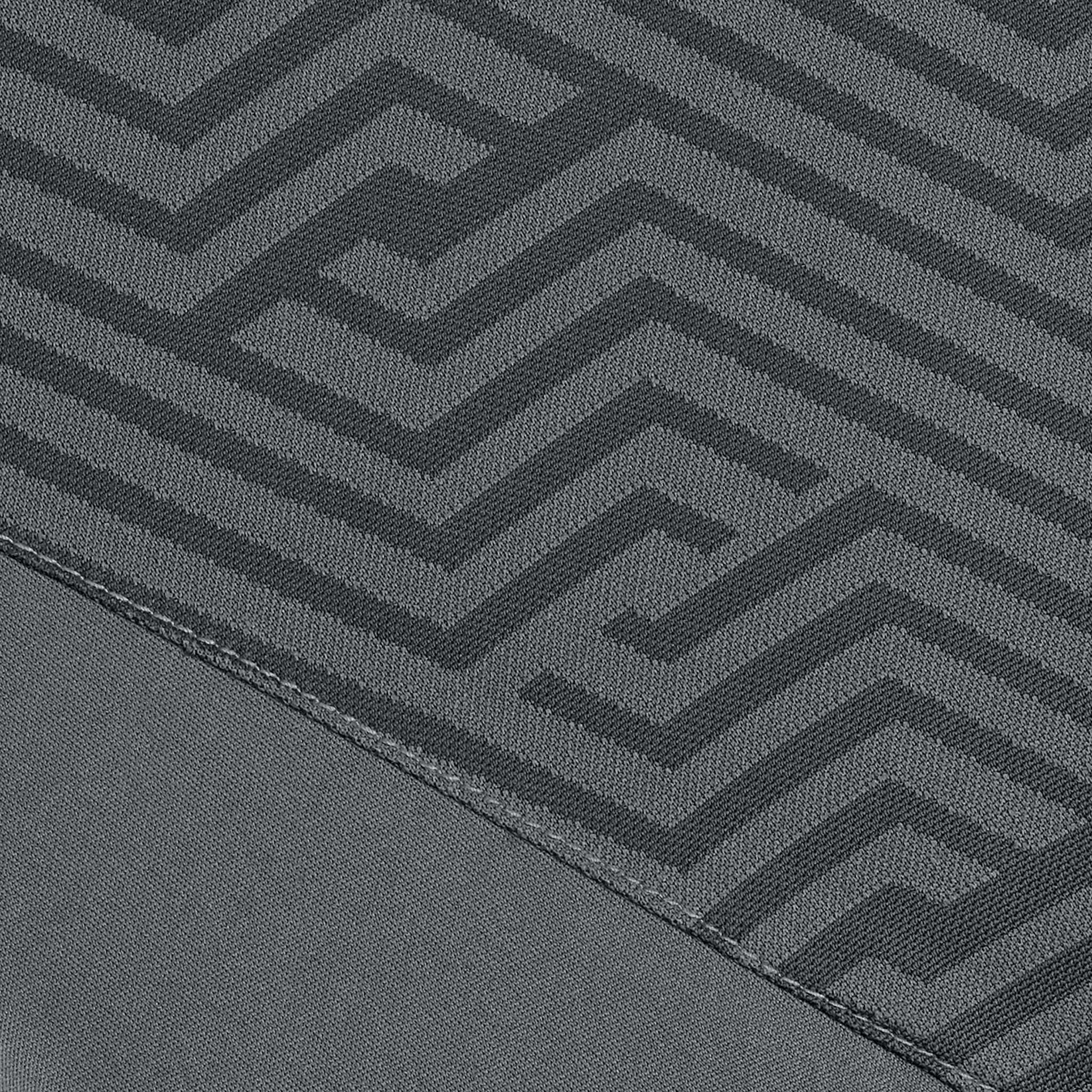 Närbild av Player shirt S/S Monaco v24, Match & Training wear, med grått geometriskt labyrintmönster i tyget
