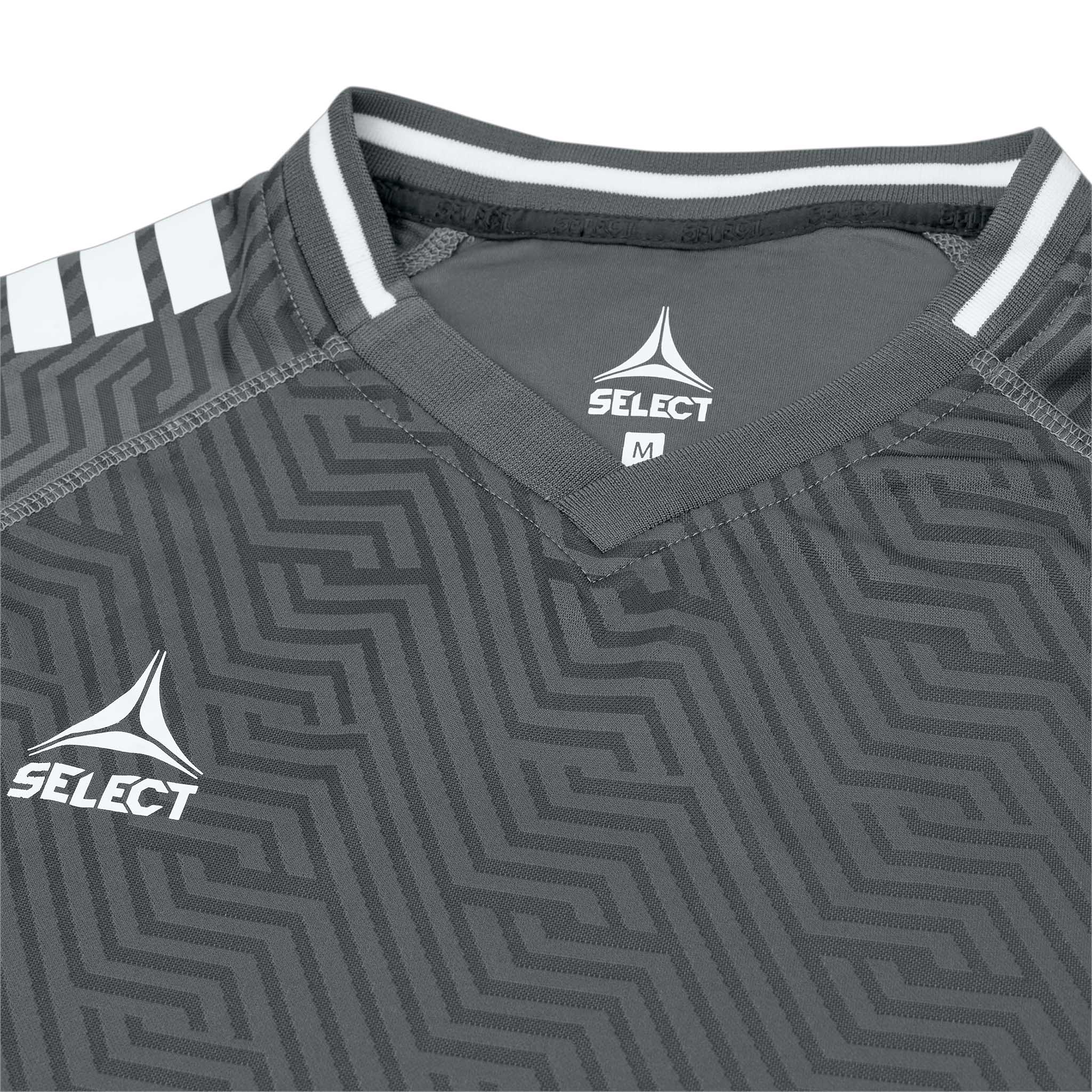 Närbild av grå-vit Player shirt S/S Monaco v24 fotboll Match & Training wear, V-ringning med Select-logga.
