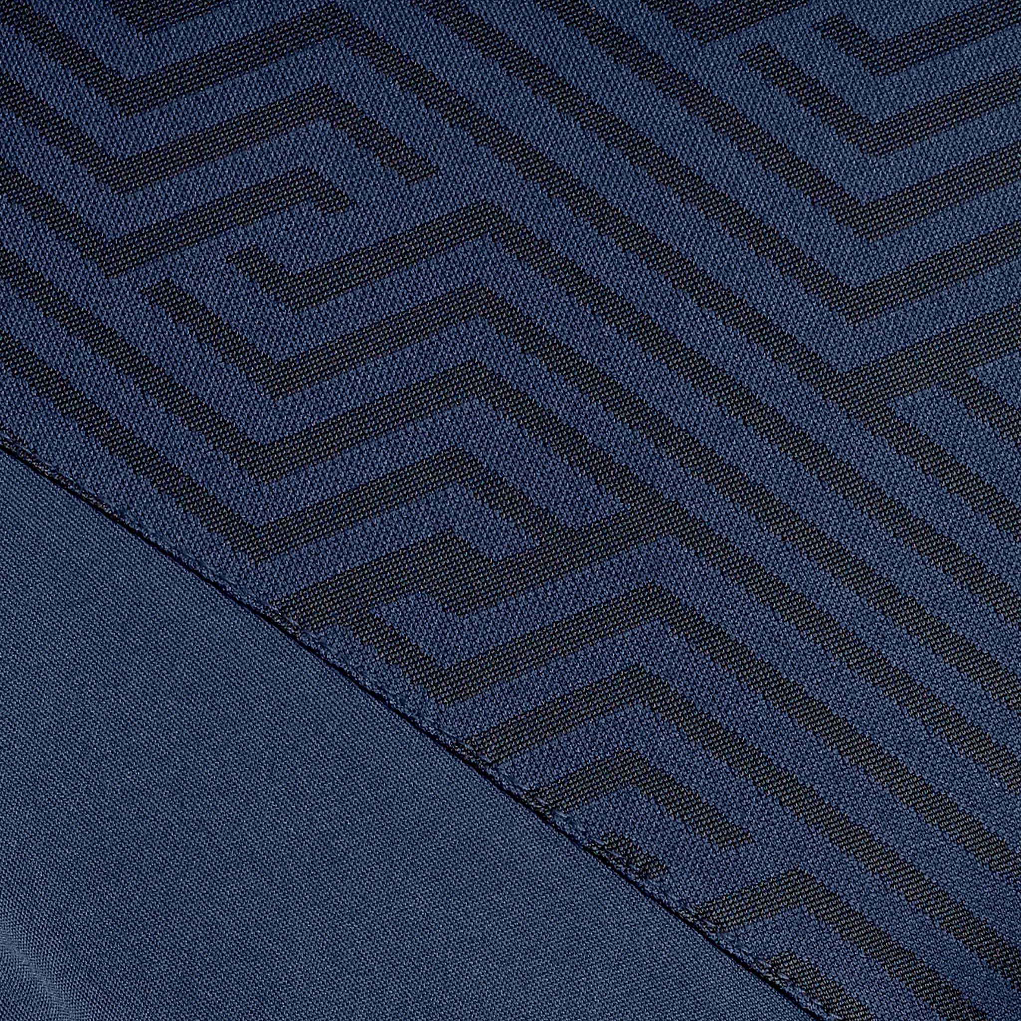 Närbild av Player shirt S/S Monaco v24 Match & Training wear, marinblått tyg med geometriskt labyrintmönster