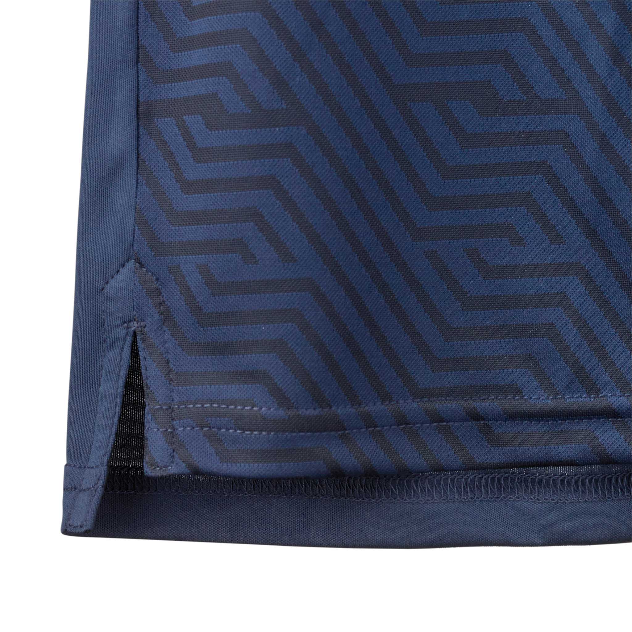 Närbild av Player shirt S/S Monaco v24, marinblå fotboll Match & Training wear med geometriskt mönster och sidsöm