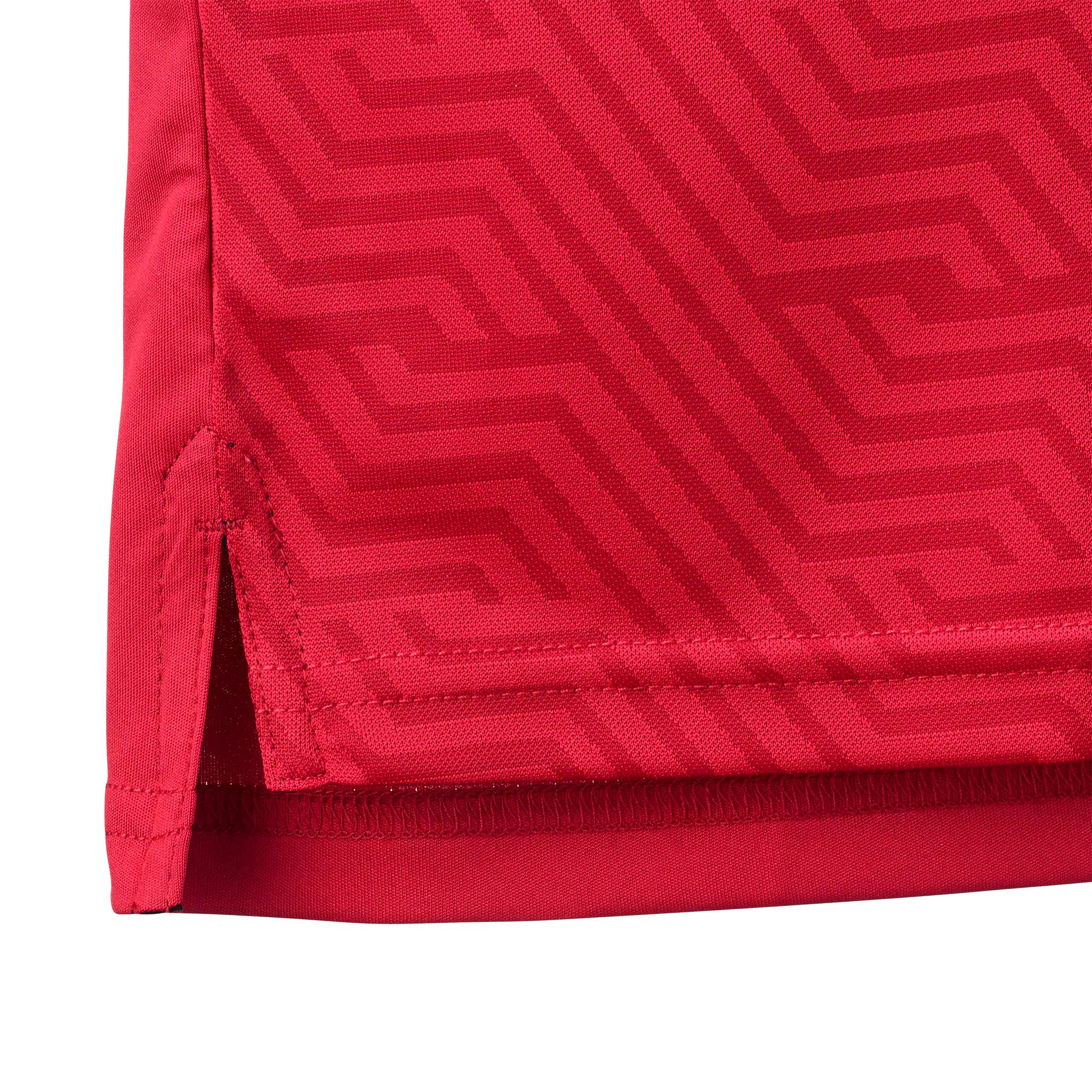 Närbild av Player shirt S/S Monaco v24, Match- & Träningskläder, rött tyg med geometriskt mönster och sidsöm.