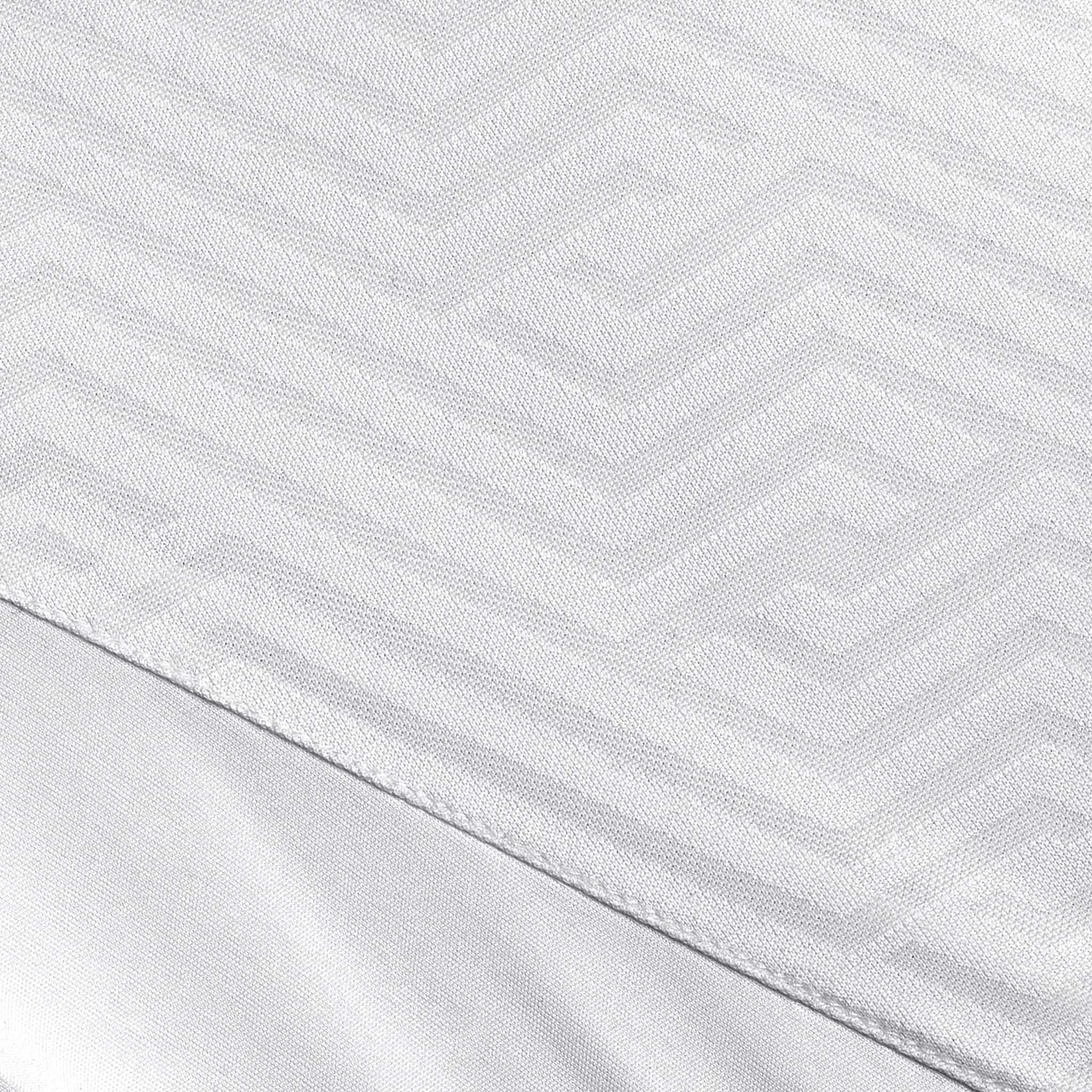 Närbild av vit Player shirt S/S Monaco v24, Match & Training wear, som visar geometrisk strukturerad tygdetalj.
