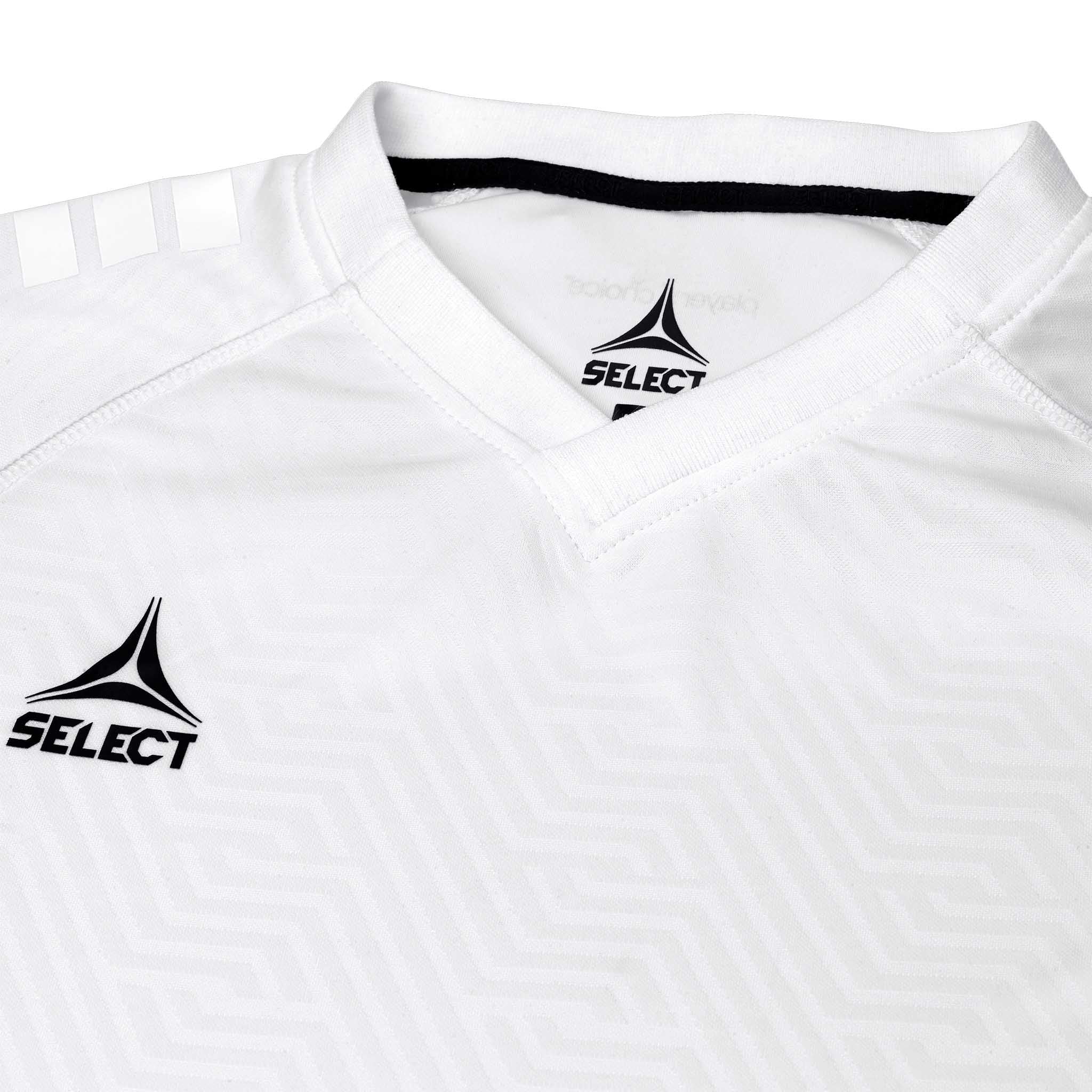 Närbild av vit Player shirt S/S Monaco v24 fotboll Match & Training wear med svart V-ringning och logga
