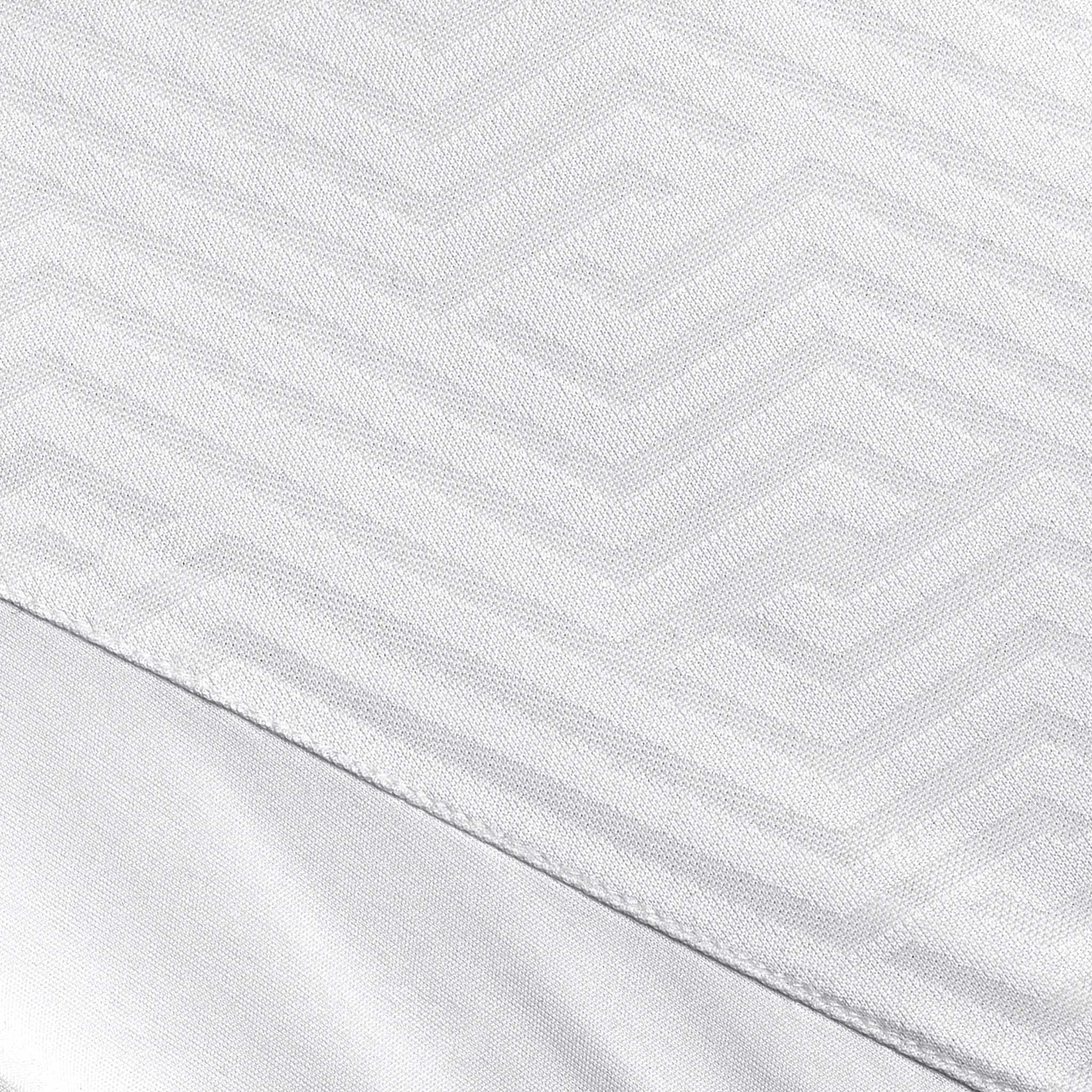 Närbild av vit Player shirt S/S Monaco v24, fotboll Match & Training wear, med geometriskt strukturerat tyg.