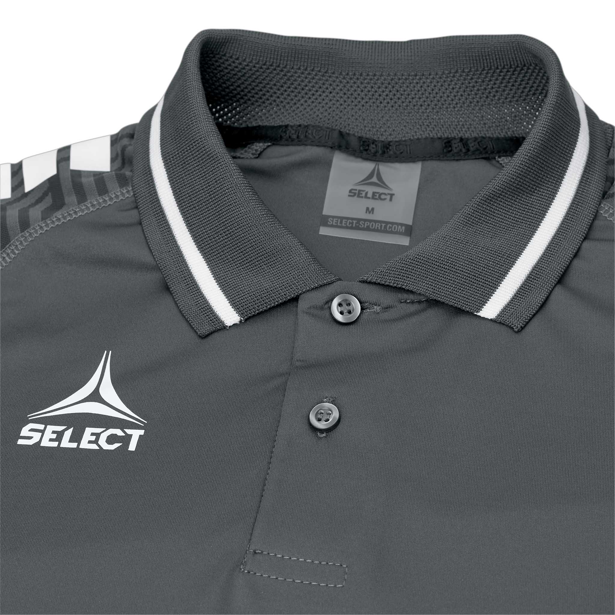 Närbild av grå Technical Polo Monaco v24 fritidskläder med krage, vit kant, knappar och Select-logga.