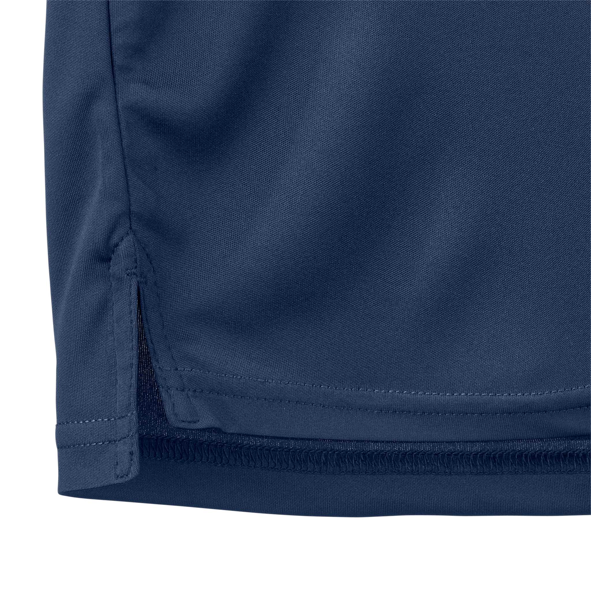 Närbild av marinblå Technical Polo Monaco v24, fritidskläder, som visar sidofåll och sömmar.