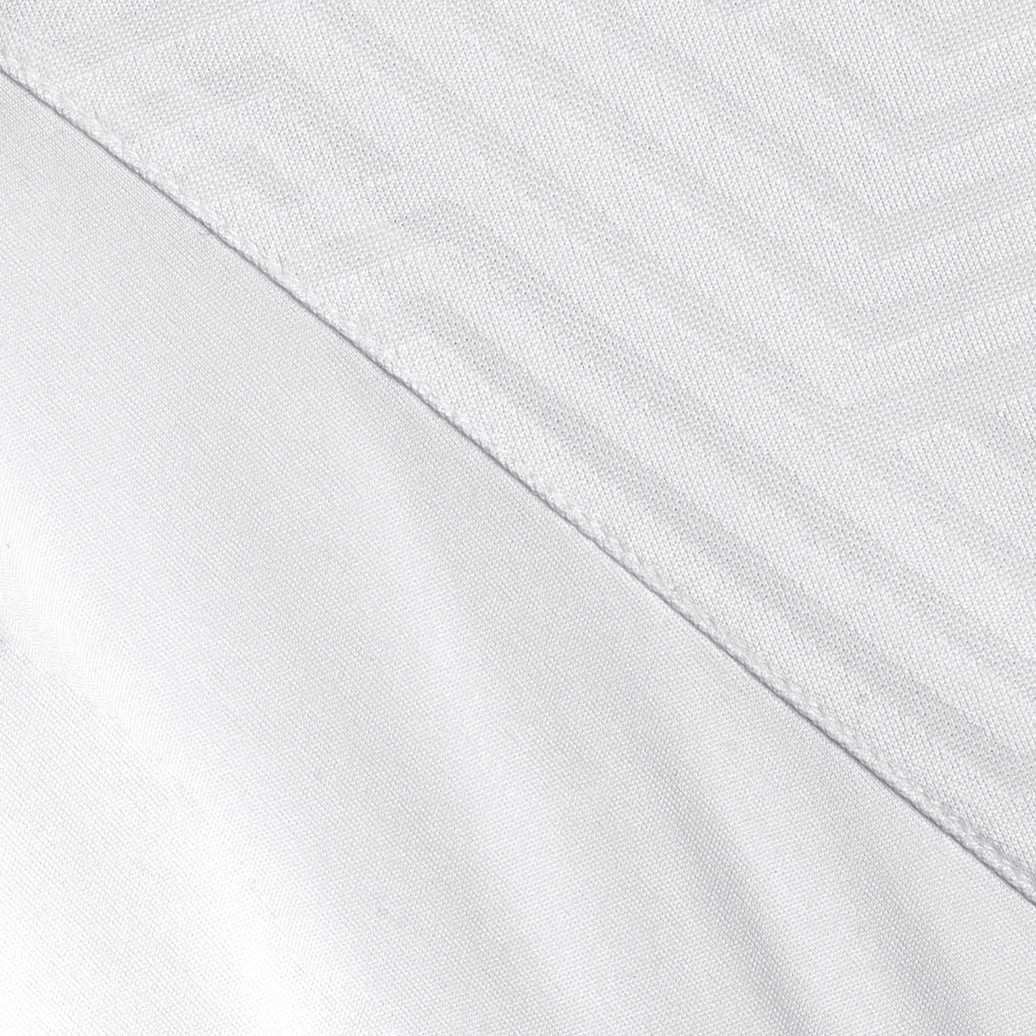 Närbild av vit Technical Polo Monaco v24 fritidskläder, som visar geometriskt mönstrat och slätt tyg.