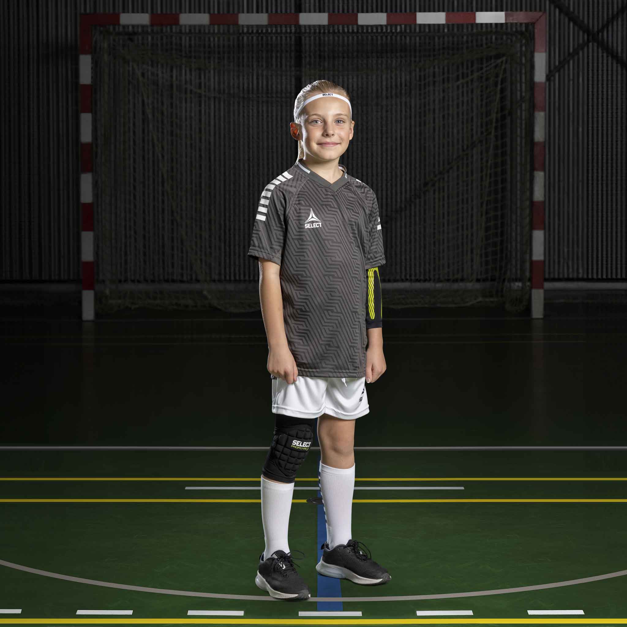 Handbollskillen i vita Player shorts Monaco v24, Match & Training wear, framifrån på inomhusplan.