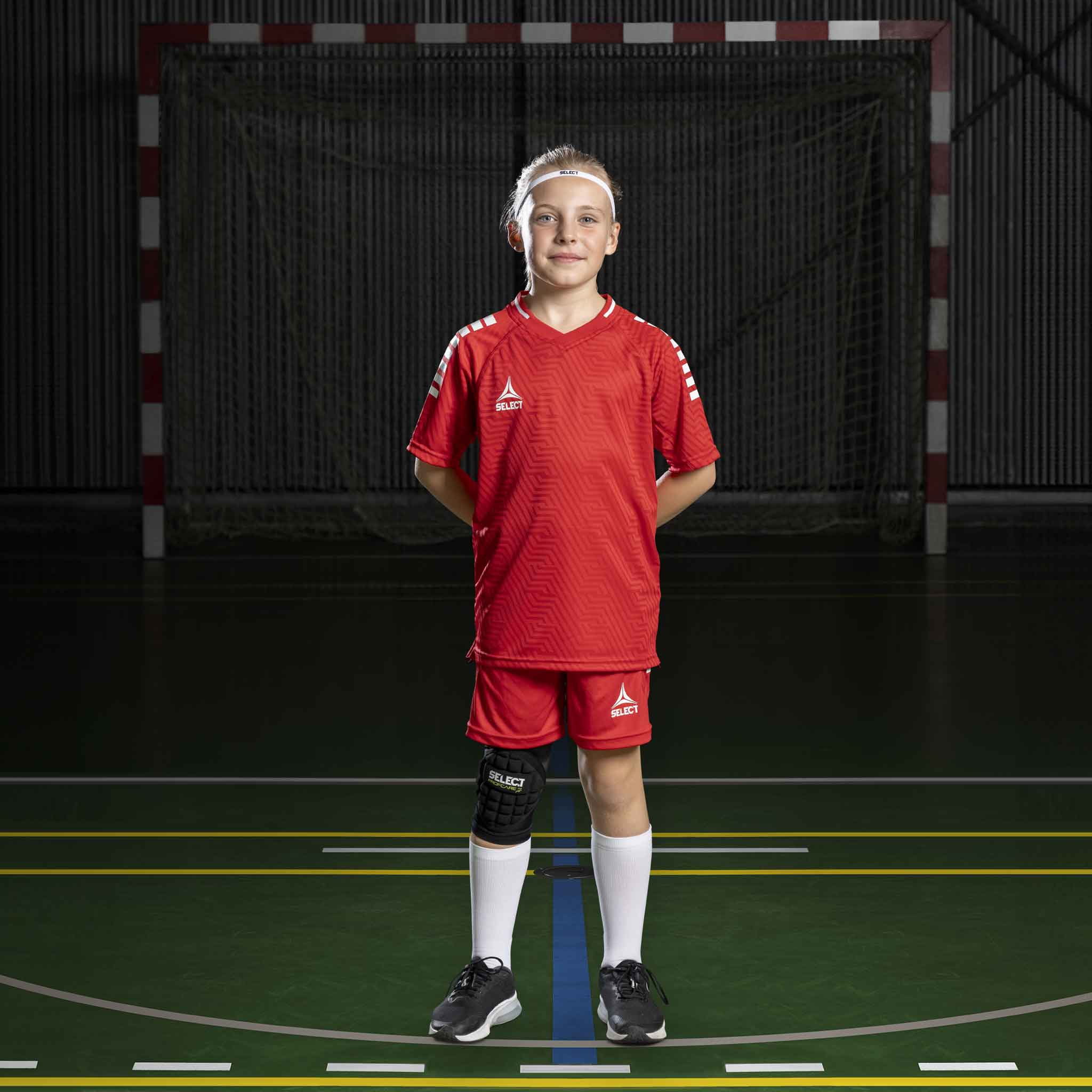 Handbollspojke i röda Player shorts Monaco v24, Match & Training-kläder, framifrån på inomhusplan.