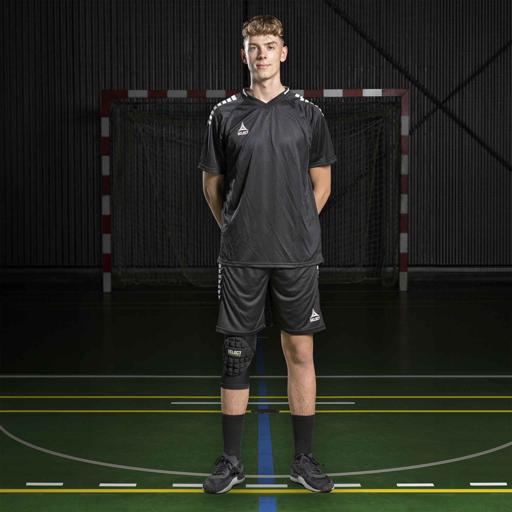 Manlig handbollsspelare i svart/vit Player shirt S/S Monaco v24, Match & Training wear, framifrån på plan.