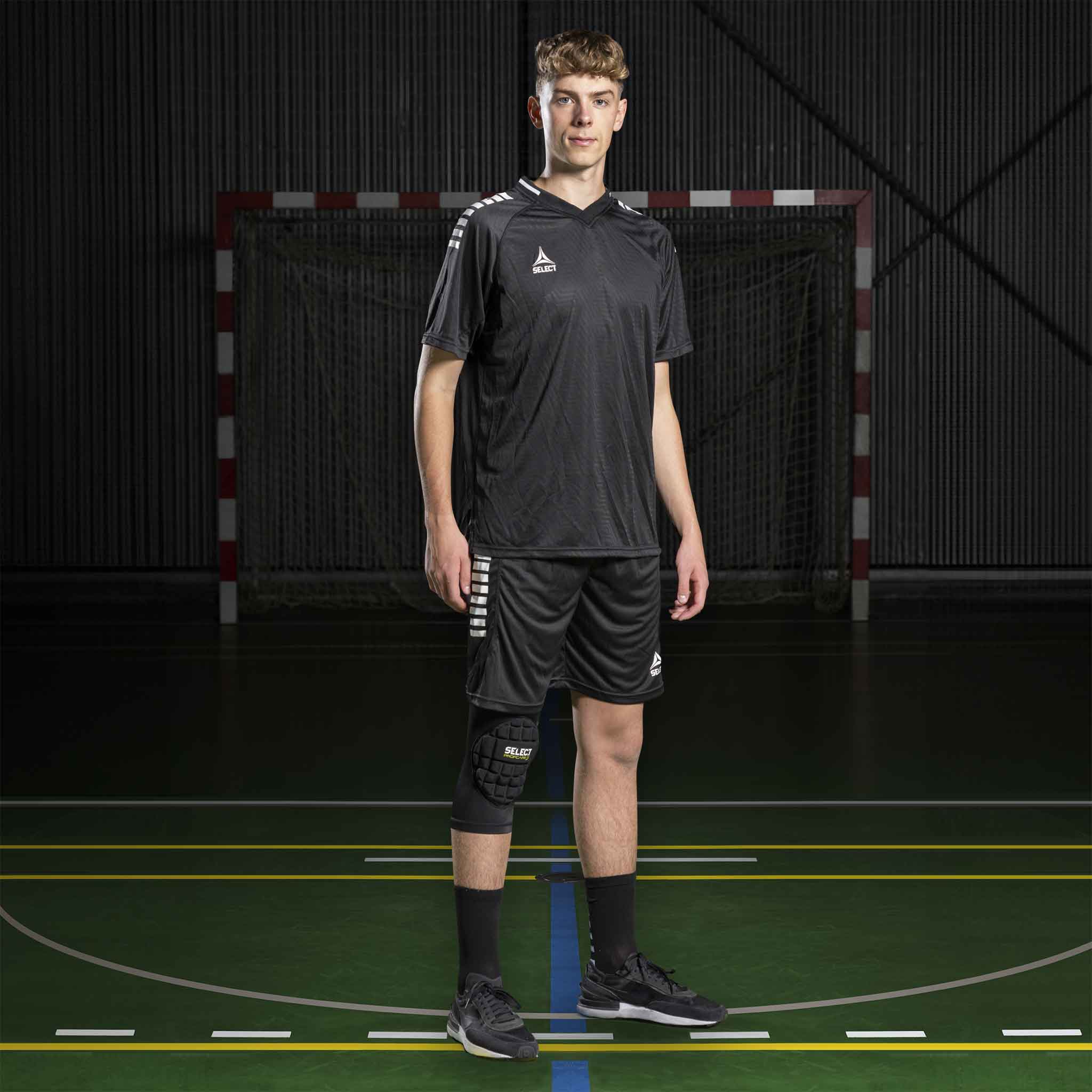 Manlig handbollsspelare i svart/vit Player shirt S/S Monaco v24, Match & Training wear, framifrån på plan.