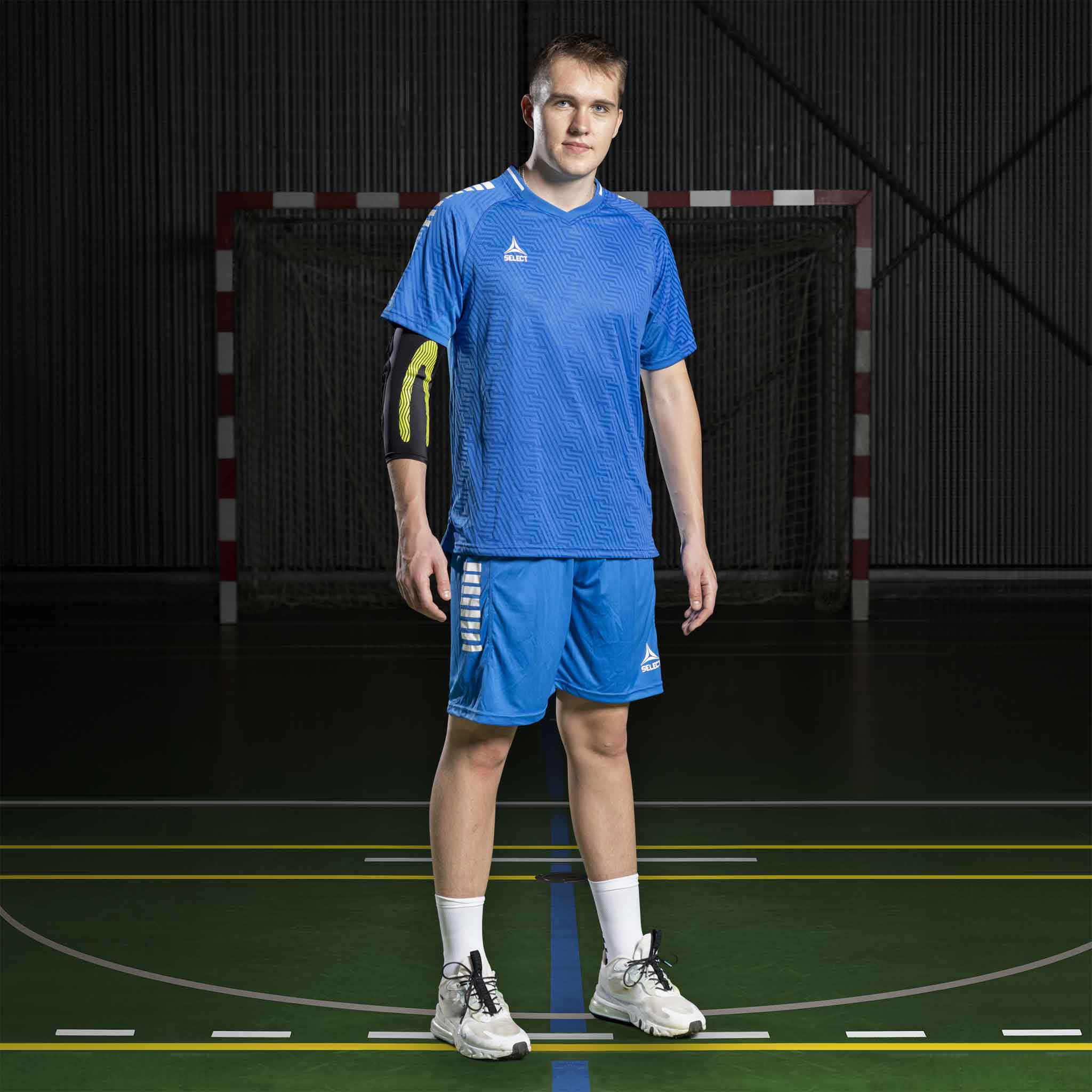 Manlig handbollsspelare i blå och vit Player shirt S/S Monaco v24, Match & Training wear, på plan.