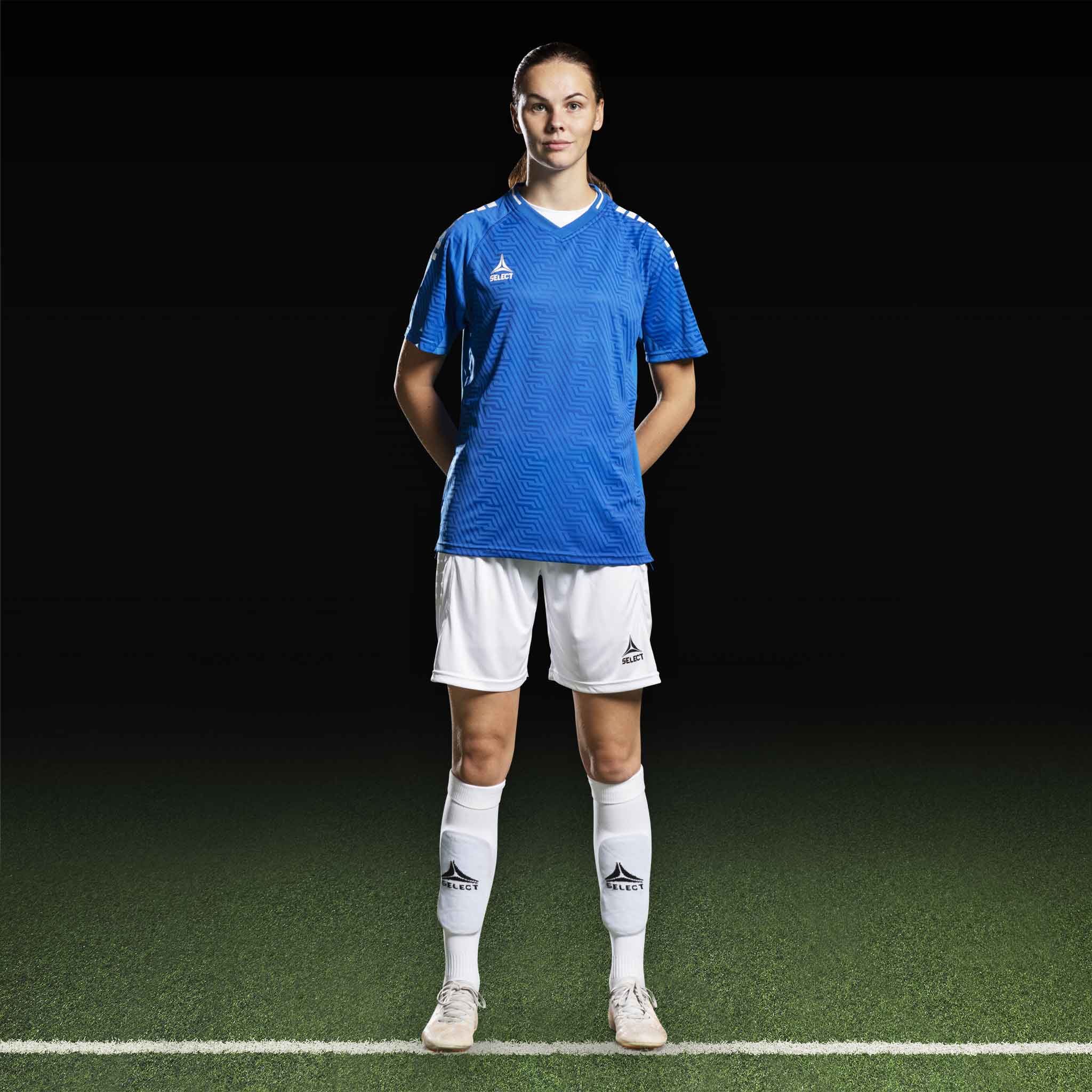 Kvinnlig fotbollsspelare i blå Player shirt S/S Monaco v24 och vita shorts, Match & Training wear.