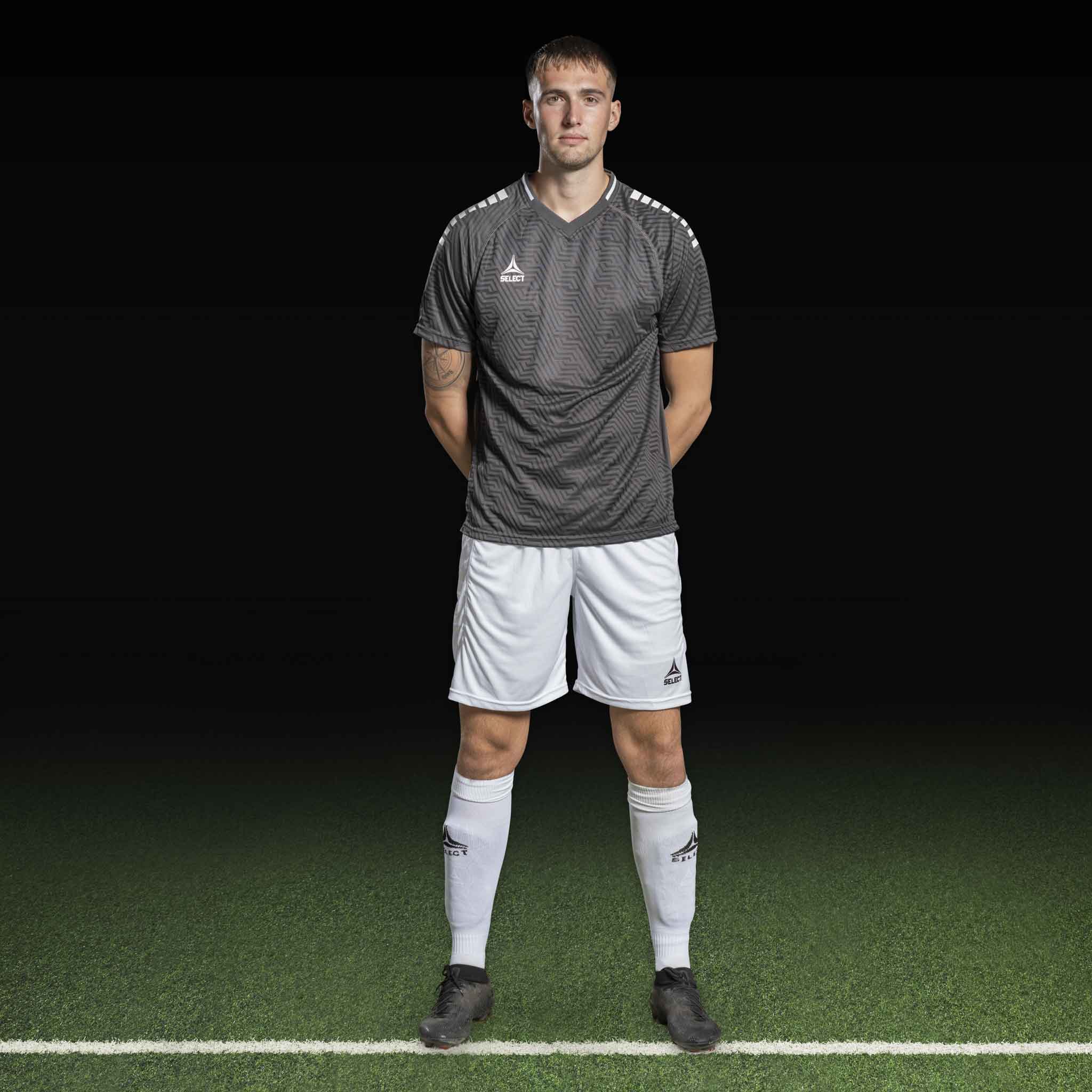 Manlig fotbollsspelare i grå Player shirt S/S Monaco v24 och vita shorts, Match & Training wear, framifrån.