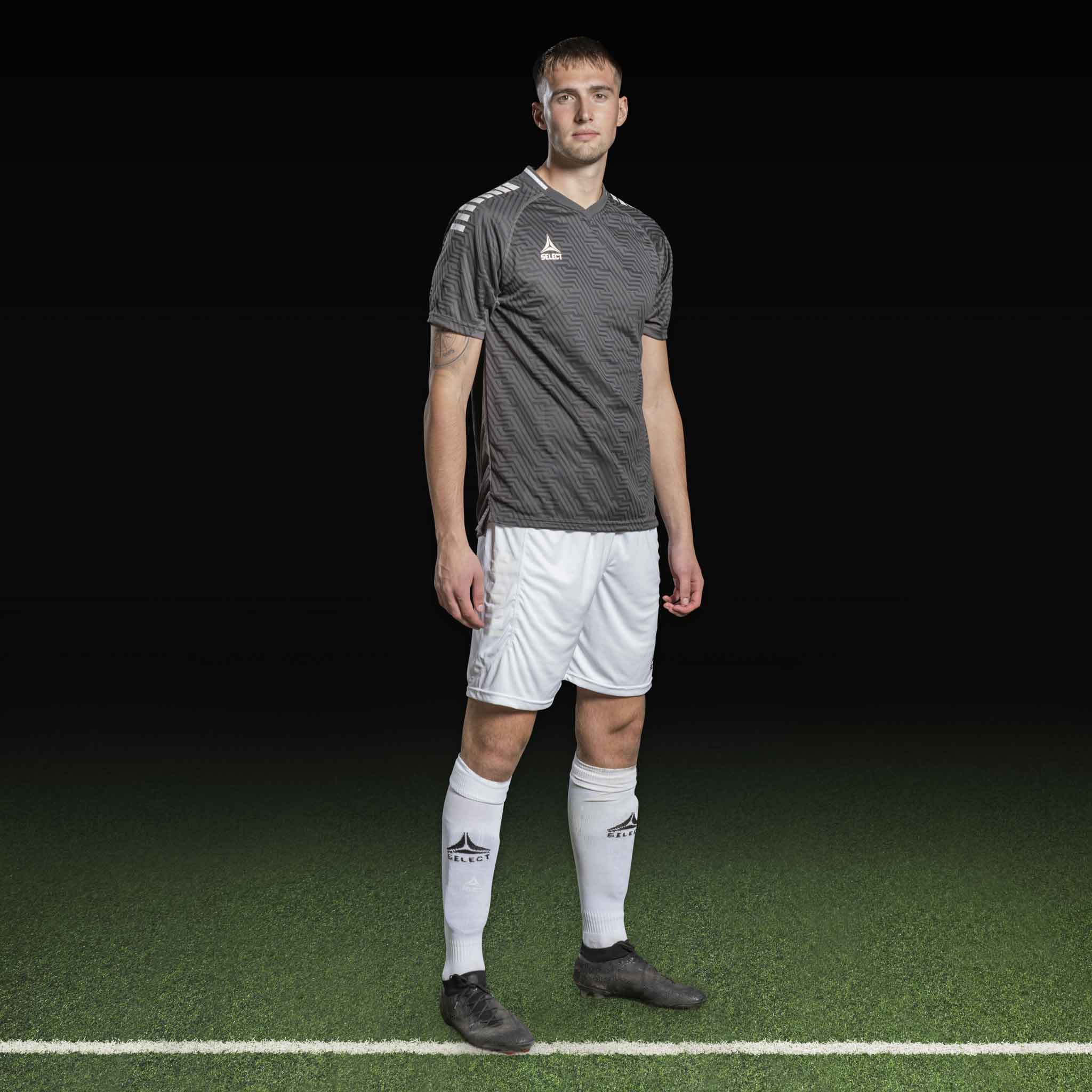Manlig fotbollsspelare i grå Player shirt S/S Monaco v24 och vita shorts, Match & Training wear.