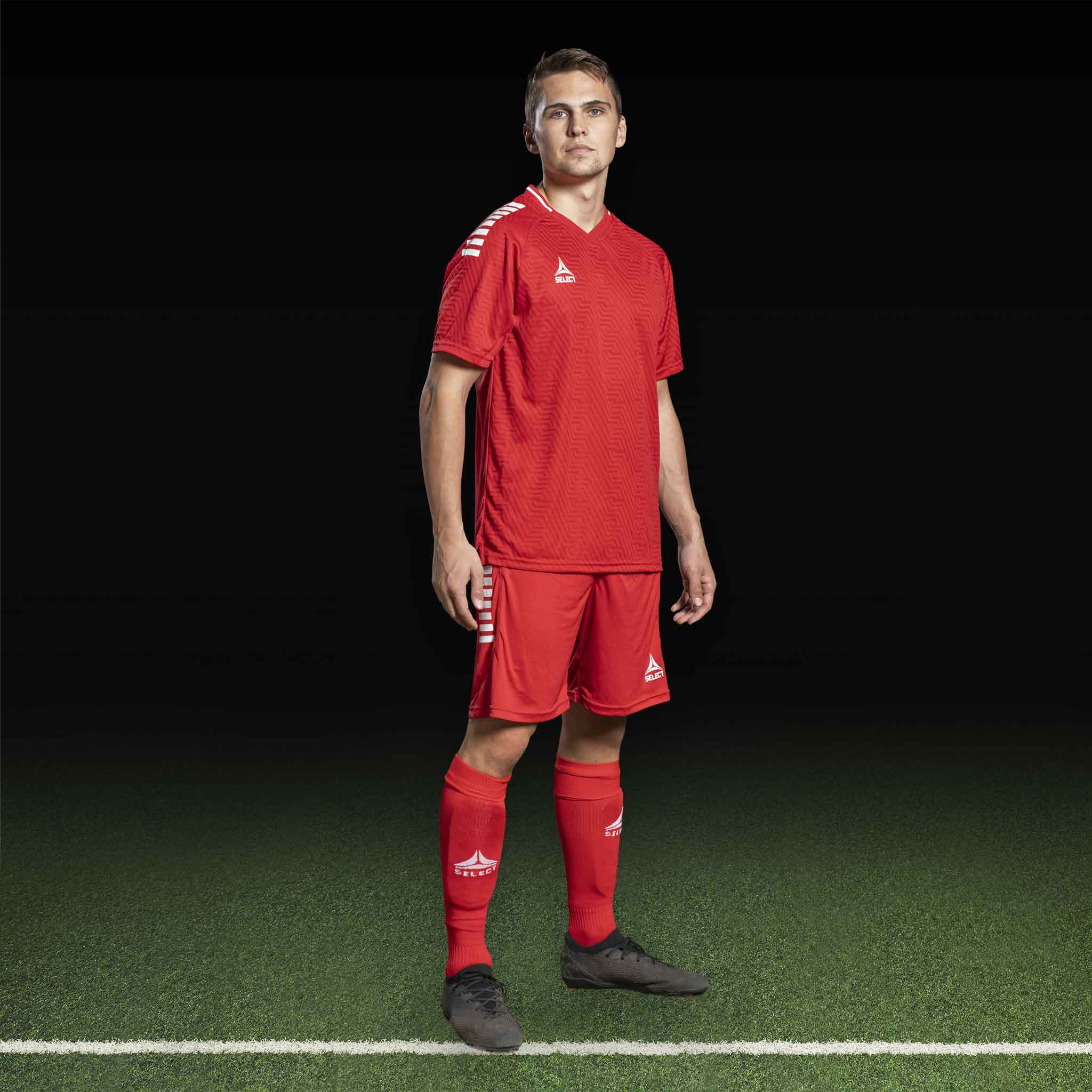 Manlig fotbollsspelare i röd Player shirt S/S Monaco v24, Match & Training wear, med vita ränder på axlarna.