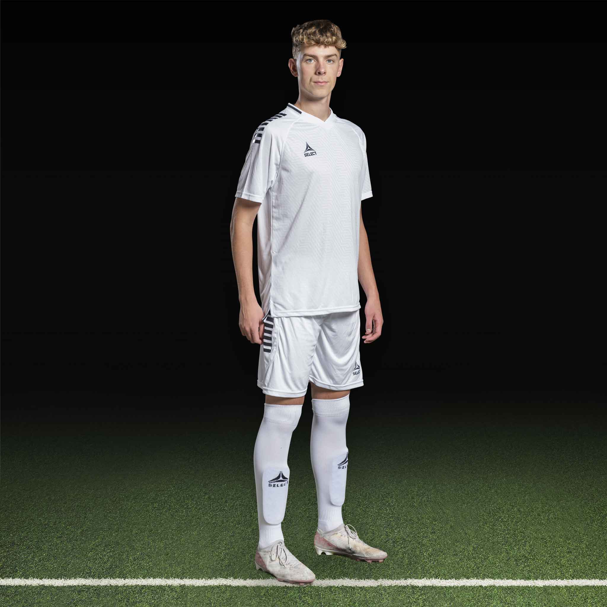 Manlig fotbollsspelare i vit Player shirt S/S Monaco v24, Match & Training wear, med svarta detaljer.