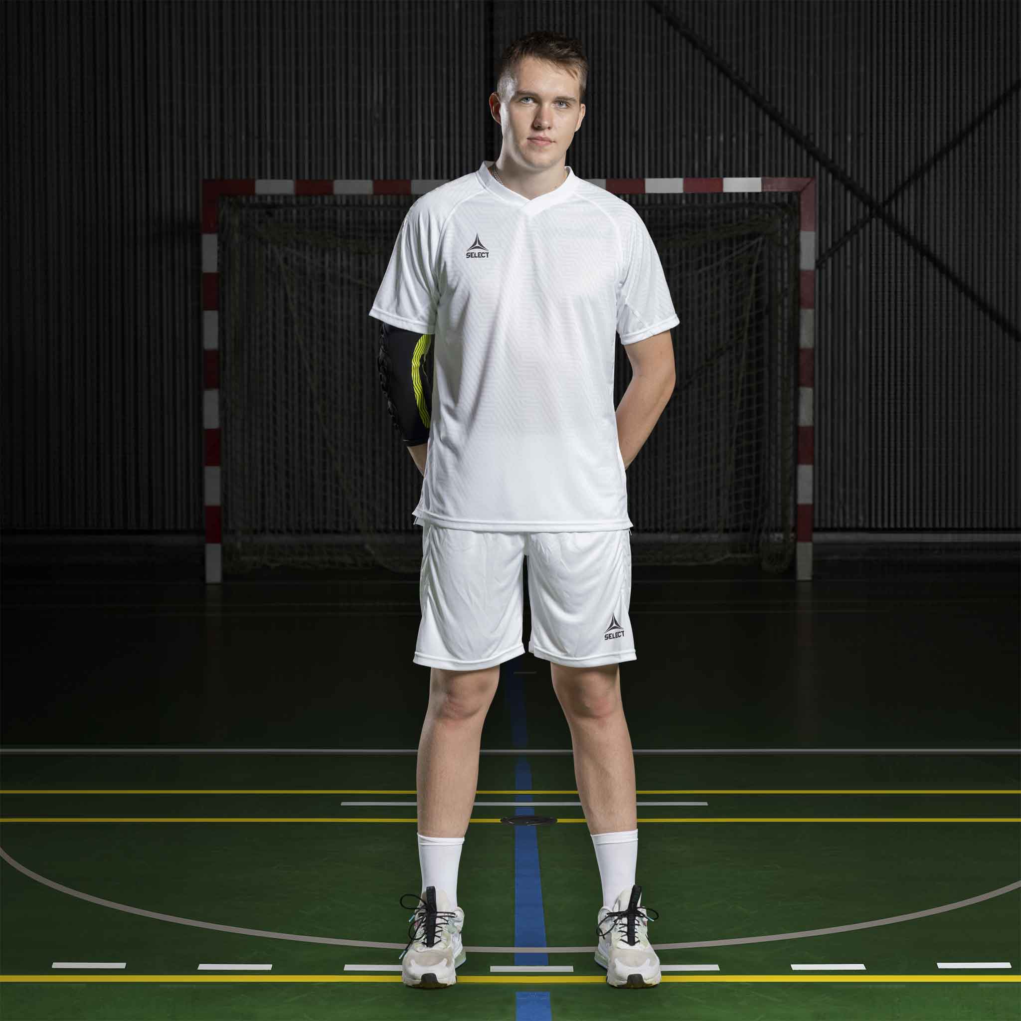 Manlig handbollsspelare i vit Player shirt S/S Monaco v24, Match & Training wear, framifrån på plan.