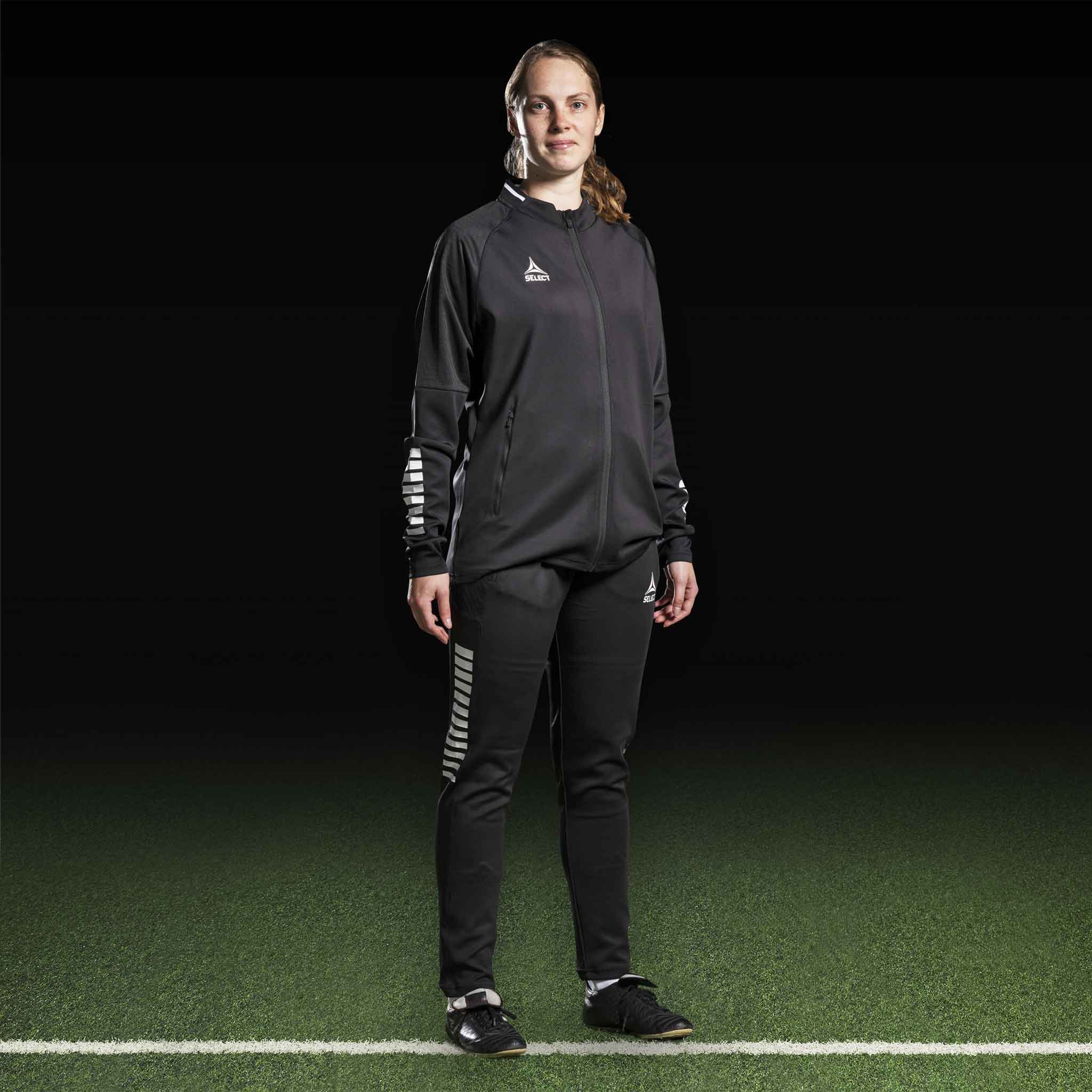 Kvinnlig fotbollsspelare i svart-vit Training jacket Monaco v24, Match & Training wear, framifrån.
