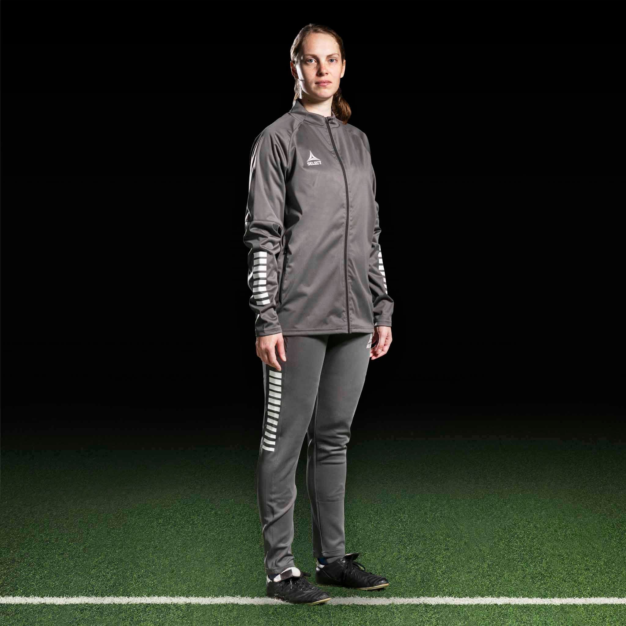 Kvinnlig fotbollsspelare i grå och vit Training jacket Monaco v24, Match & Training wear, framifrån.