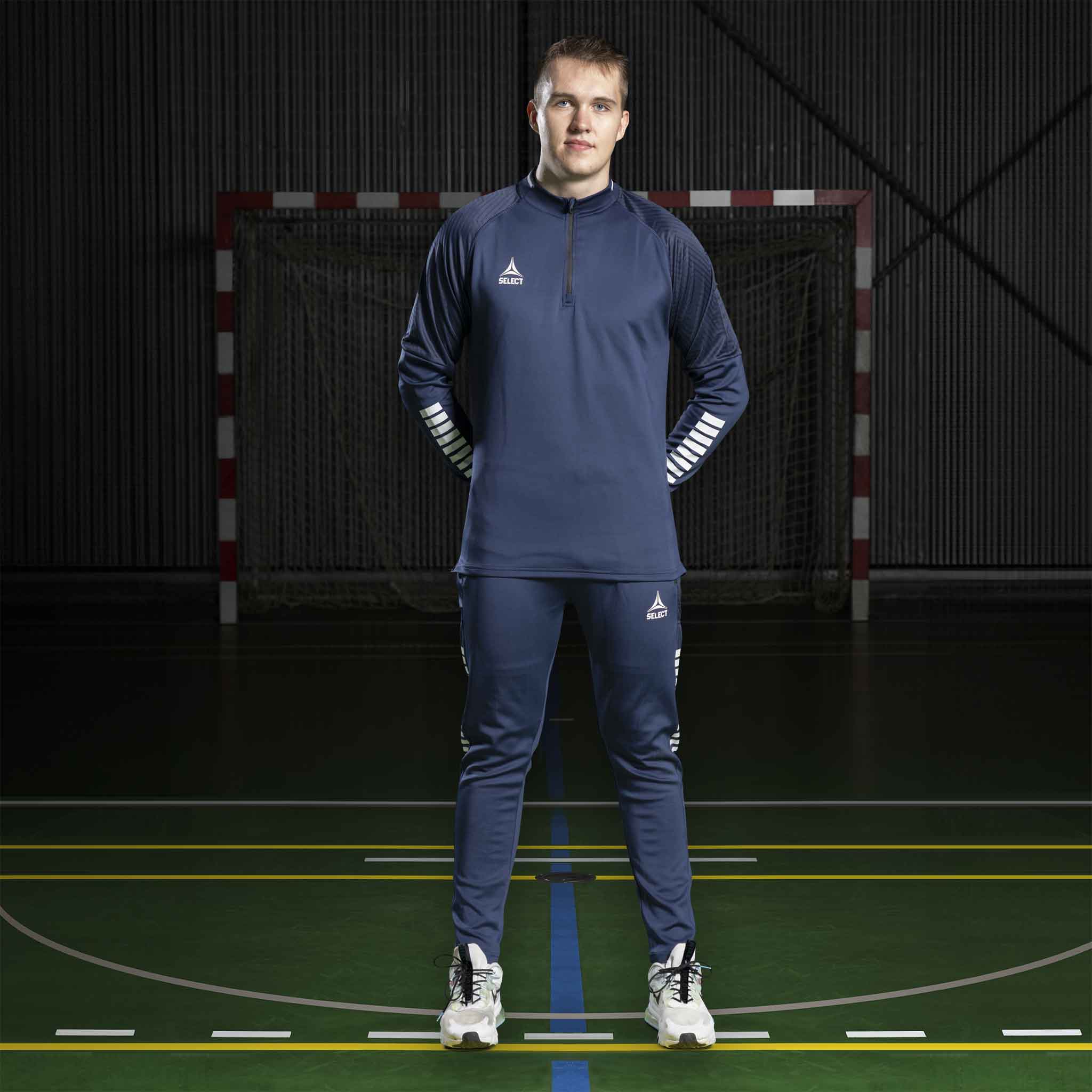 Manlig handbollsspelare i marinblå Training sweat 1/2 zip Monaco v24, Match & Training wear, framifrån på plan.
