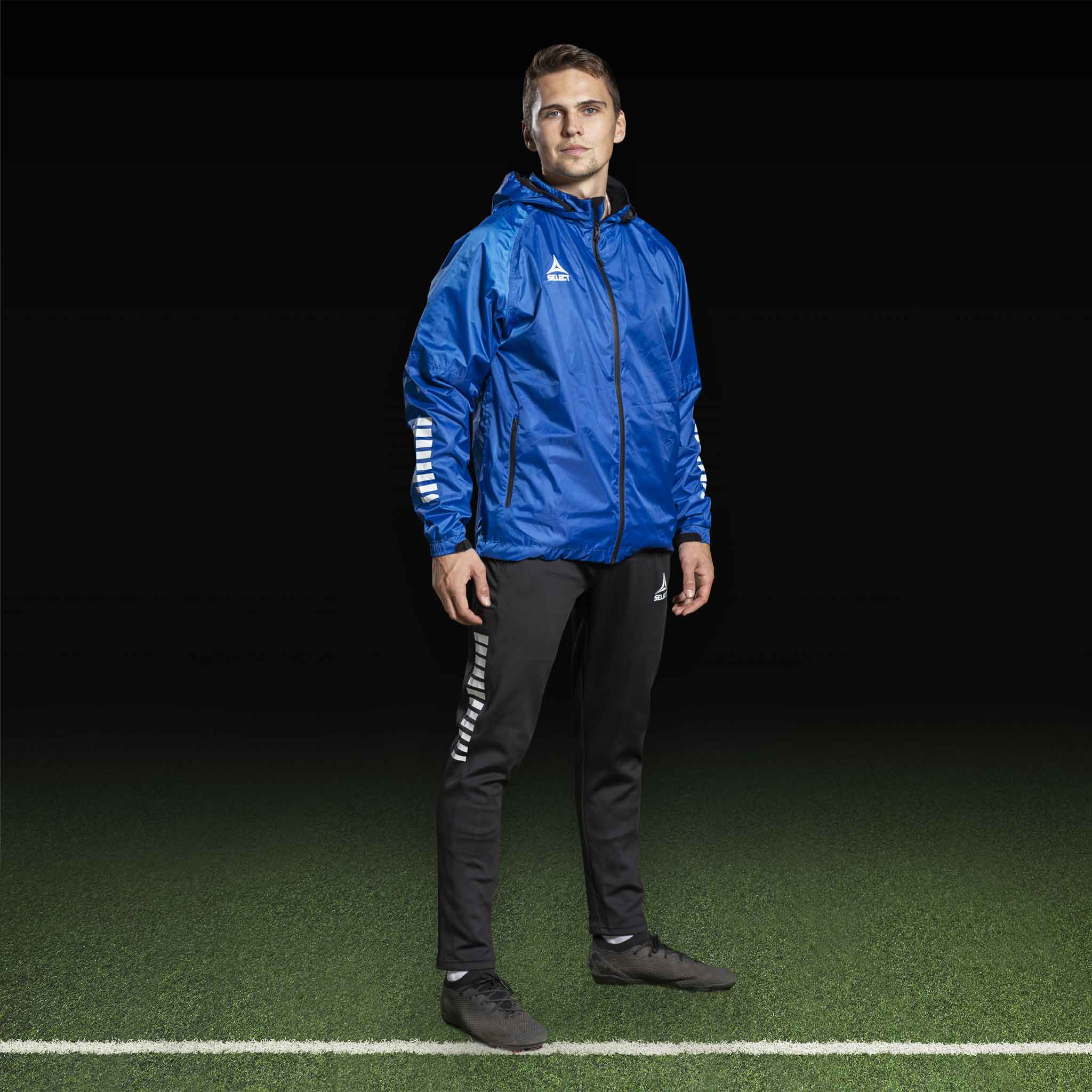Manlig fotbollsspelare i svarta Training pants Regular Fit Monaco v24, Match & Training wear, framifrån på planen.