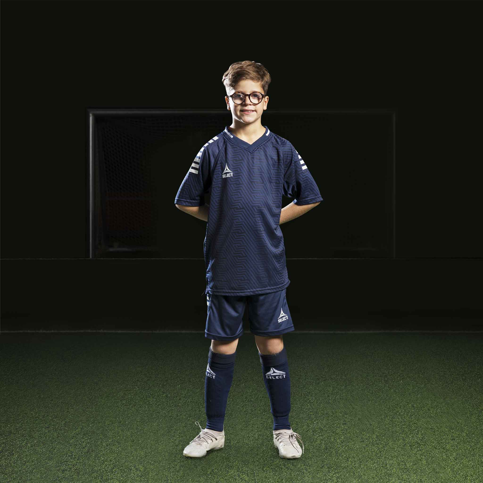 Pojke fotbollsspelare i marinblå och vita Player shorts Monaco v24, Match & Training-kläder, framifrån.
