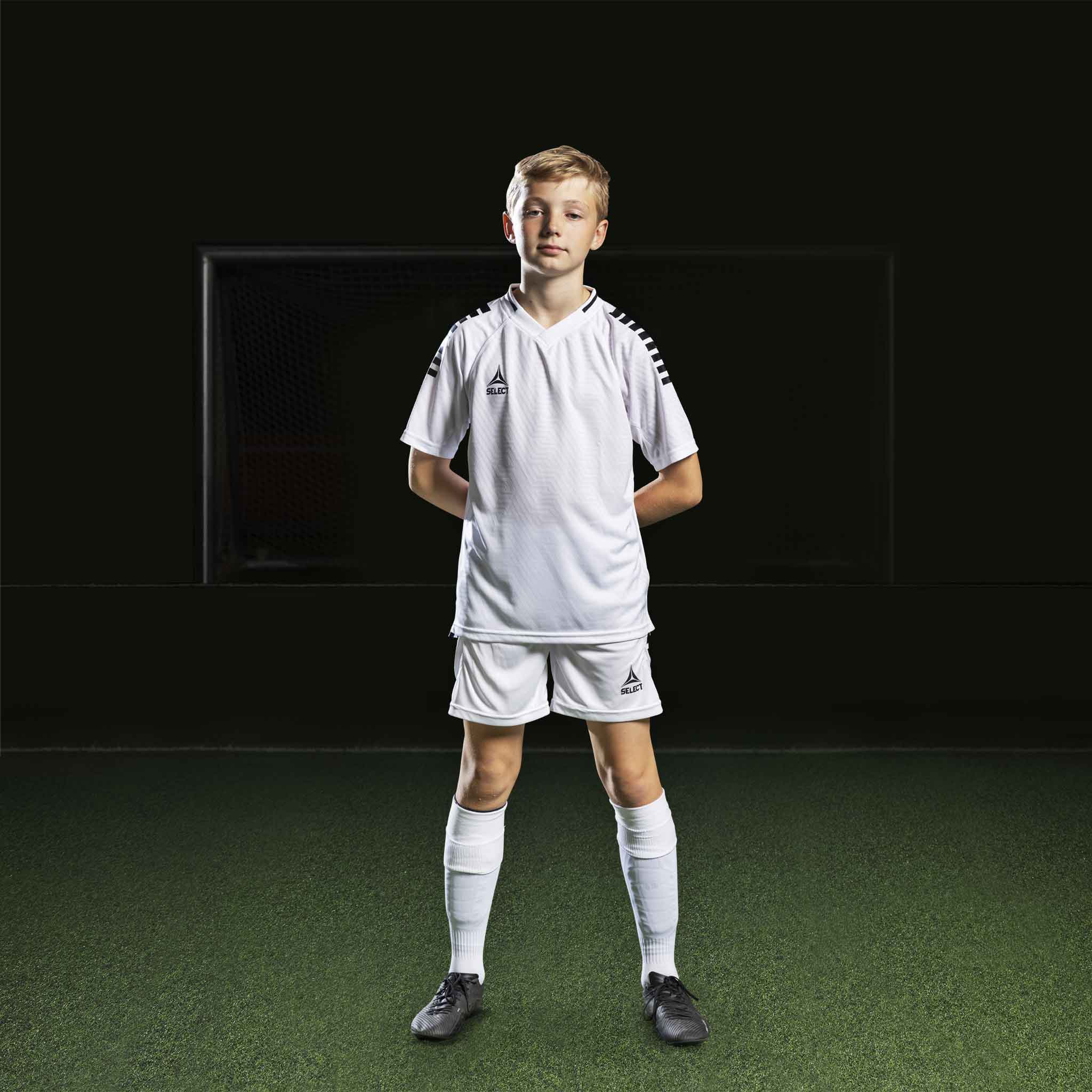 Pojke fotbollsspelare i vita Player shorts Monaco v24, Match & Training wear, framifrån.