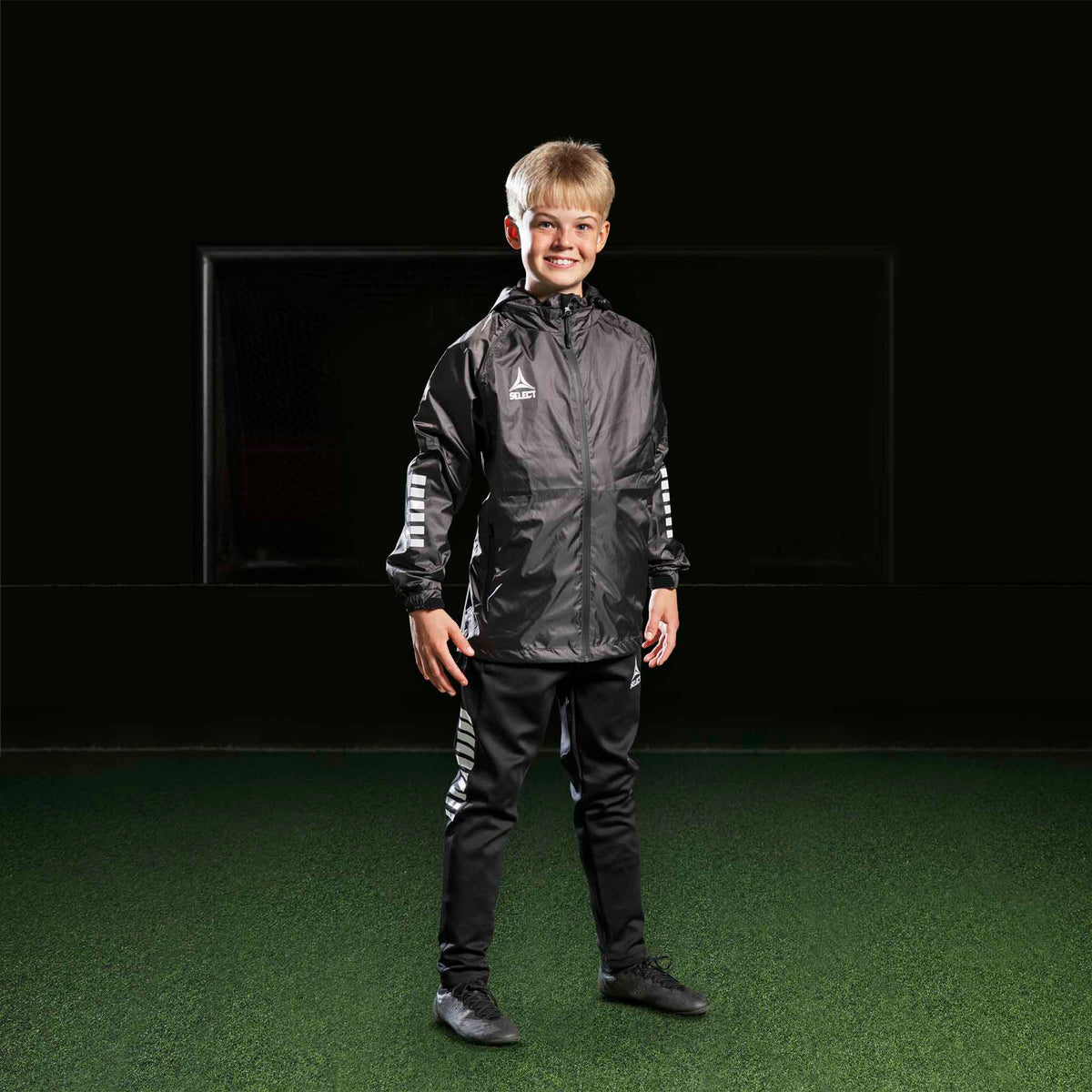 Fotbollskillet i svarta Training pants Regular Fit Monaco v24 och jacka, Match & Training wear.