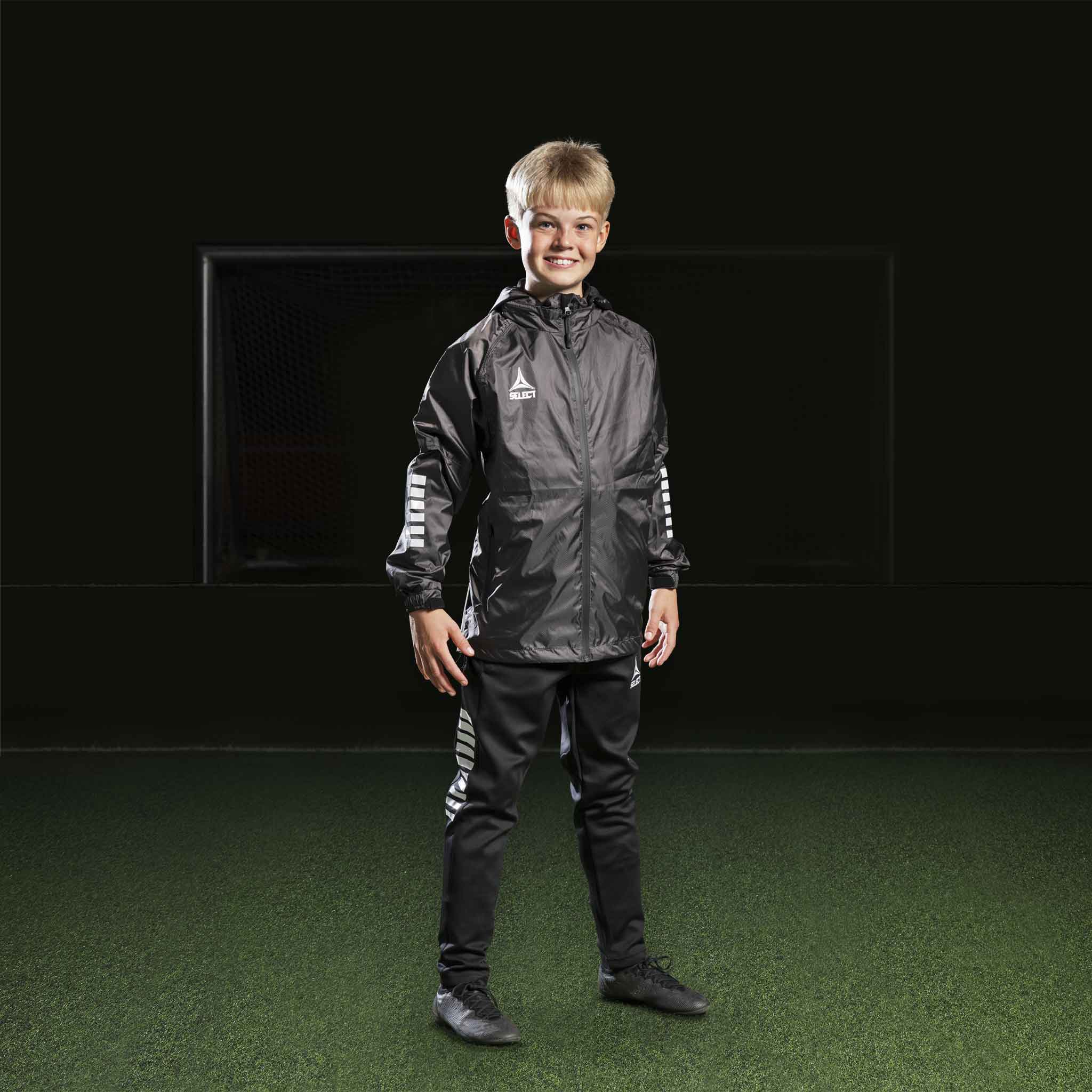 Fotbollskillet i svarta Training pants Regular Fit Monaco v24 och jacka, Match & Training wear.