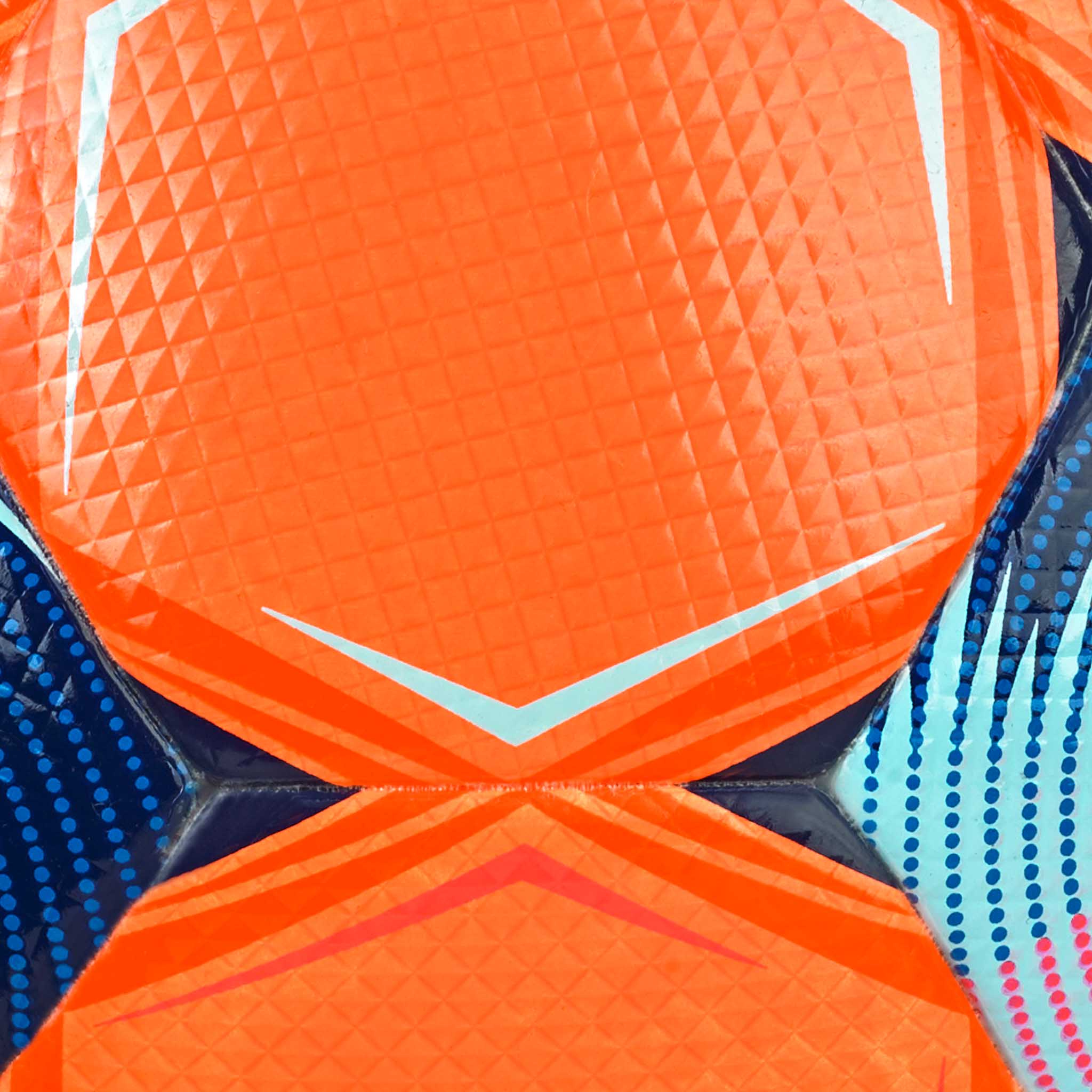 Närbild av FB Brillant Super TB v25 fotboll med orange paneler och blå och vita strukturerade detaljer.