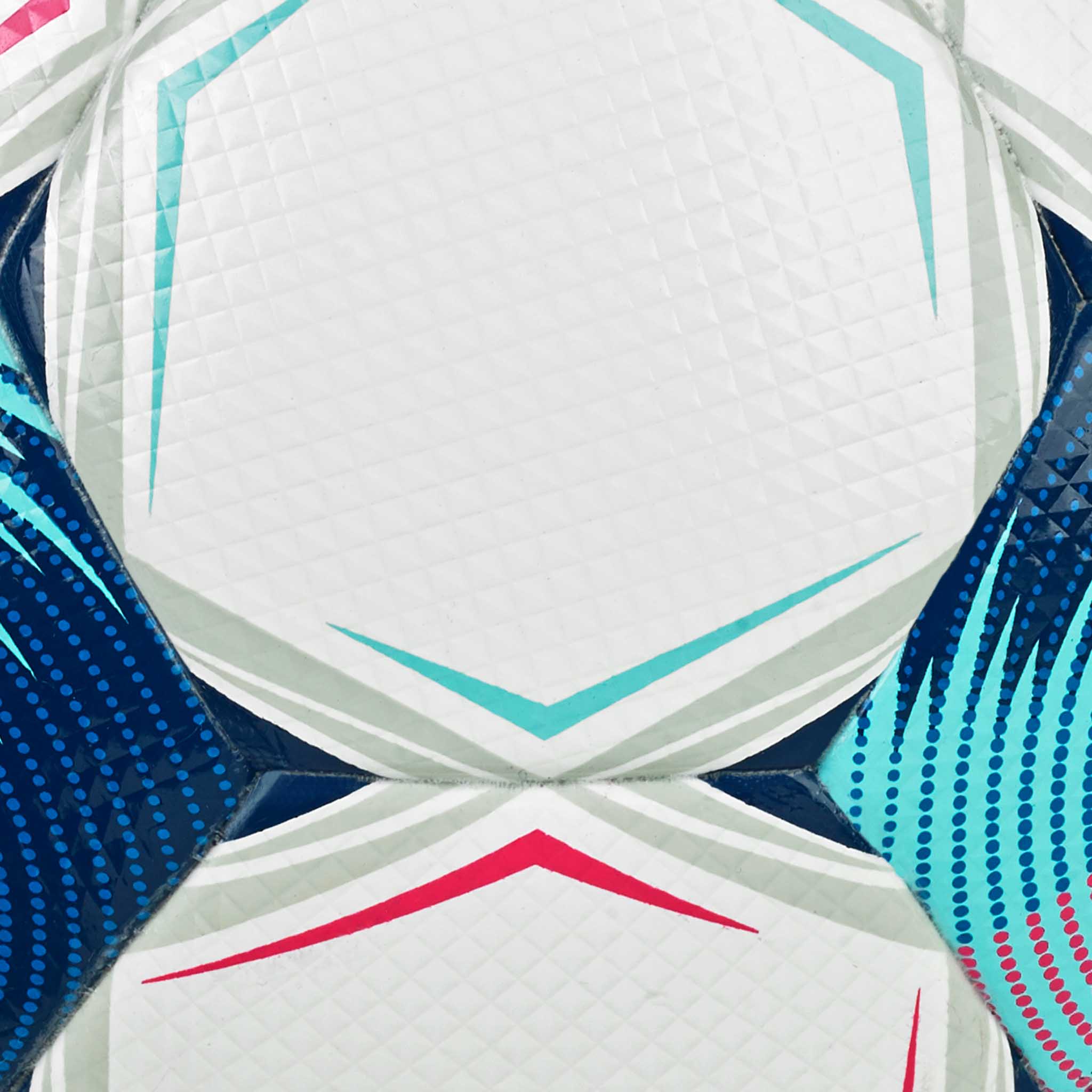 Närbild av Brillant Super TB v25 fotboll, vita paneler med blå, rosa och turkos detaljer.