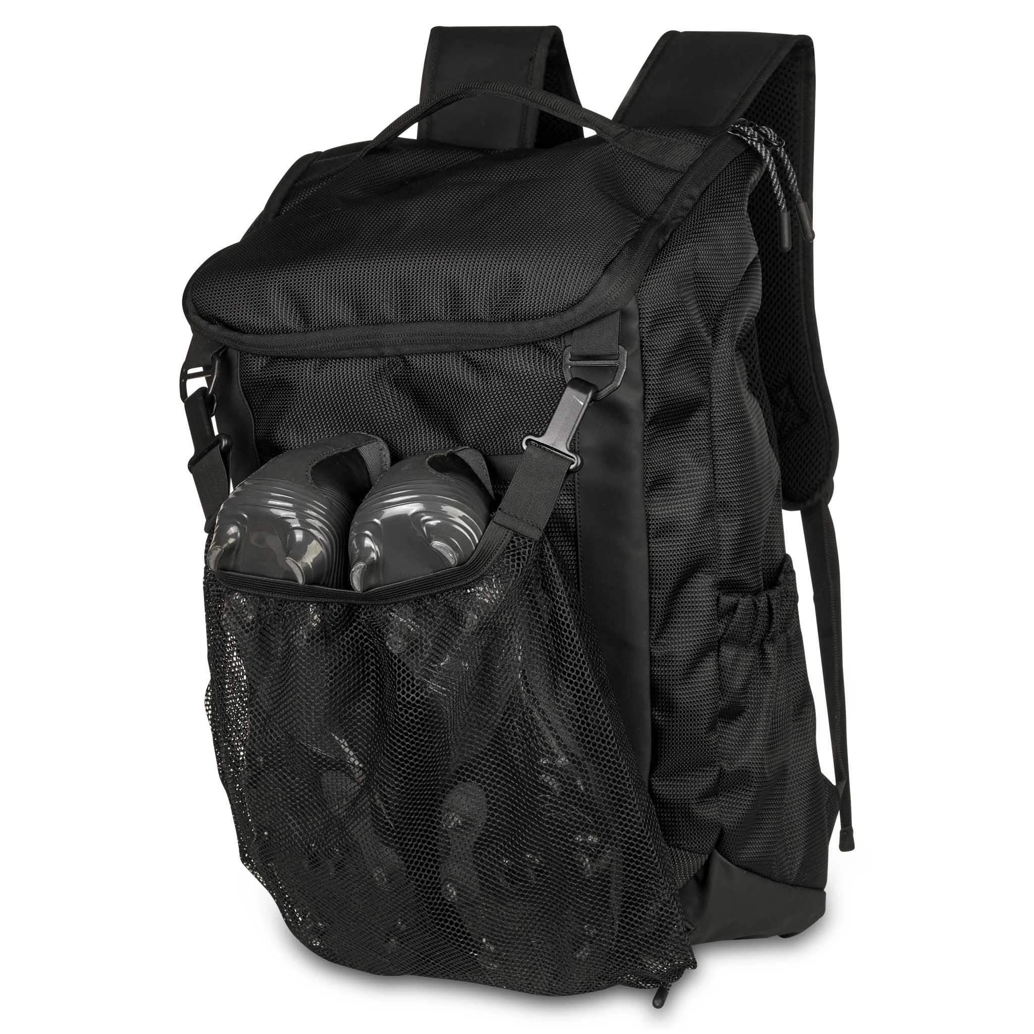 Framifrån av svart Backpack Net v25 sportväska med nätficka som håller fotbollsskor.