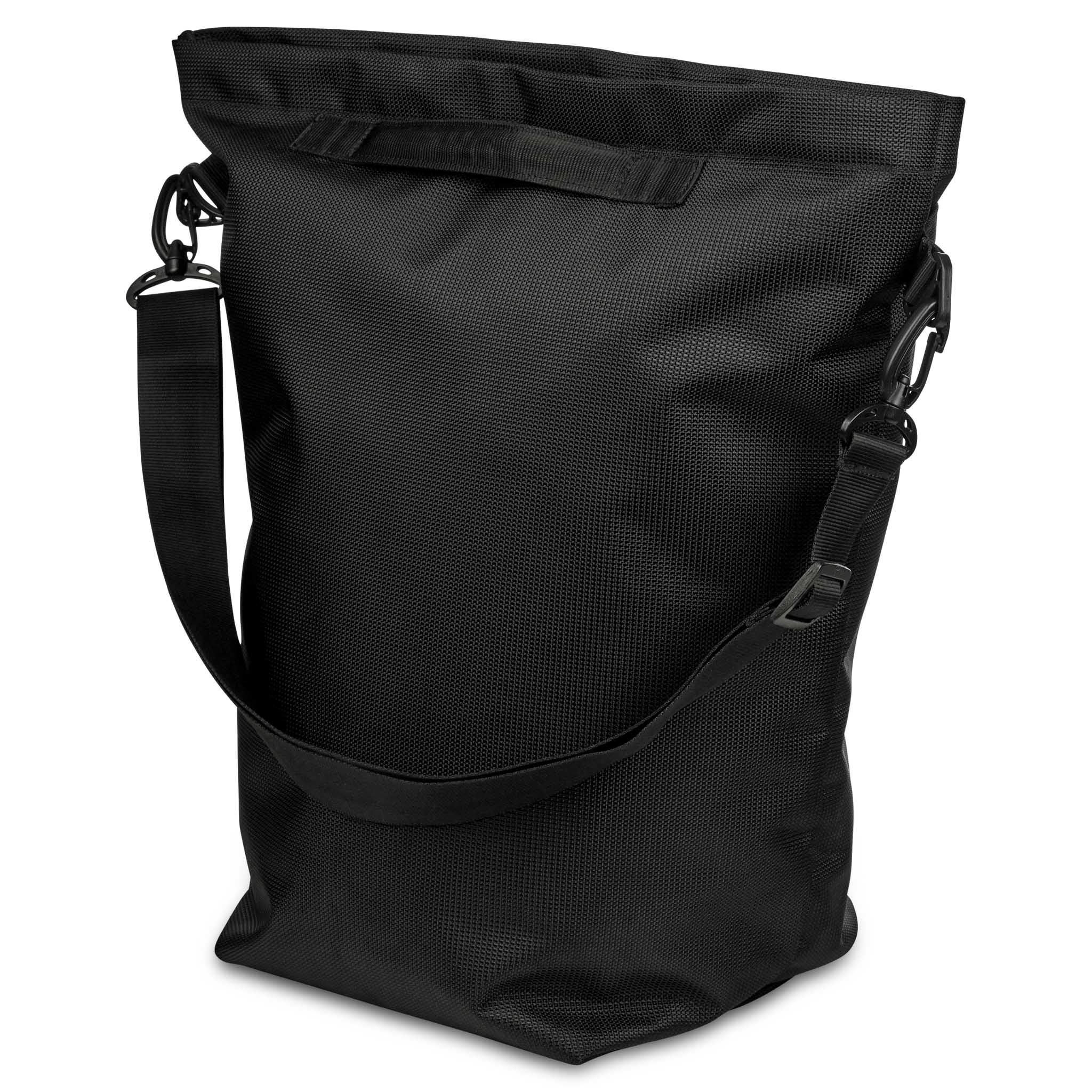 Svart Crossbody v25 sportväska, sedd bakifrån, med justerbar axelrem och topphandtag.