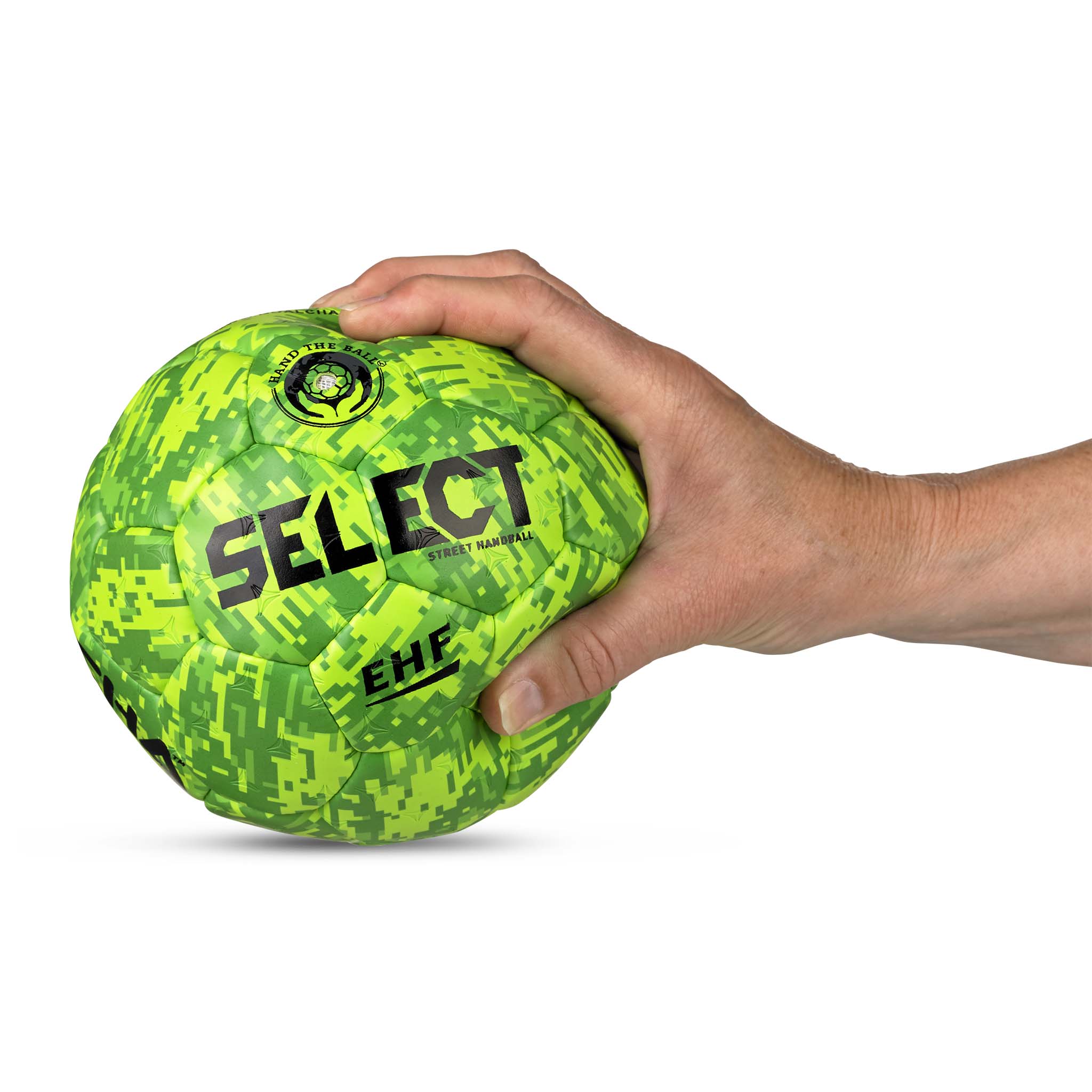 Närbild av grön Goalcha Street Handball v25 i handen med kamouflagemönster och Select-logga.