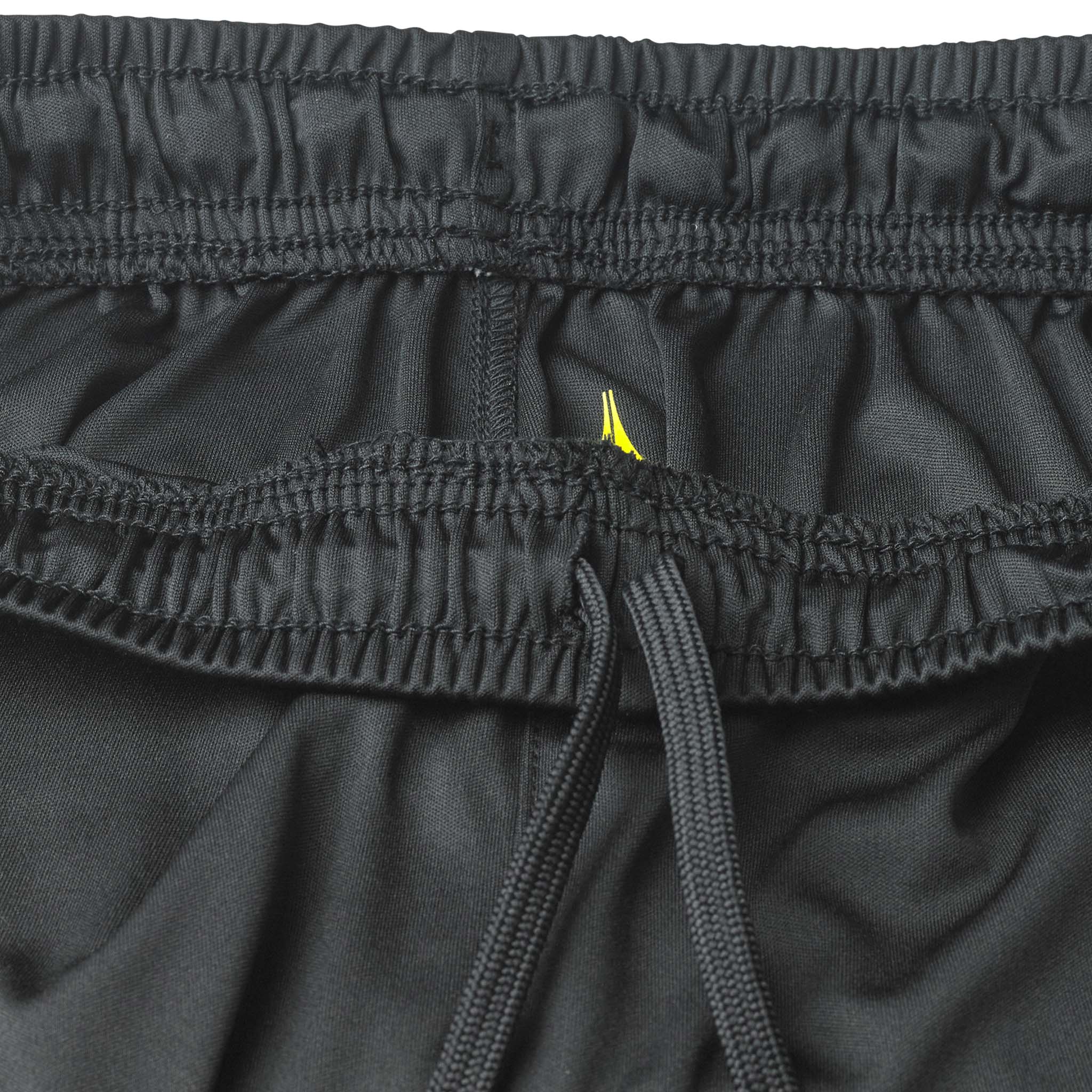 Närbild av svarta Player shorts Spain v25, Match & Training wear, med resår i midjan, dragsko och gul detalj