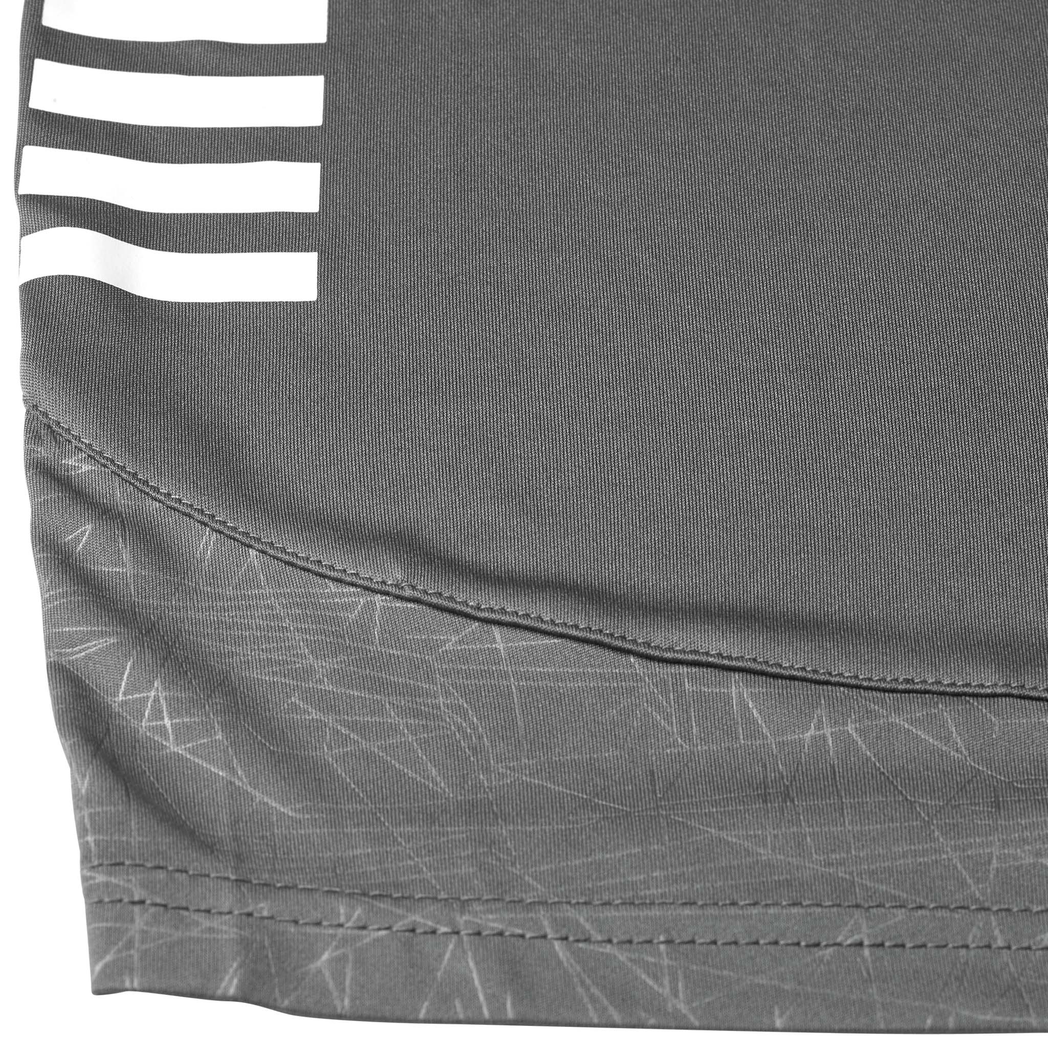 Närbild av grå Player shorts Spain v25, Match & Training wear, med vita ränder och geometriskt mönster