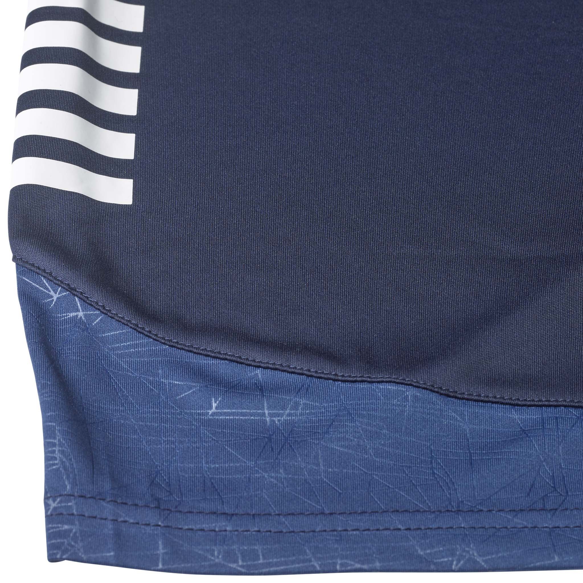 Närbild av Player shorts Spain v25, Match & Training wear, marinblå med vita ränder och blå mönstrad kant.
