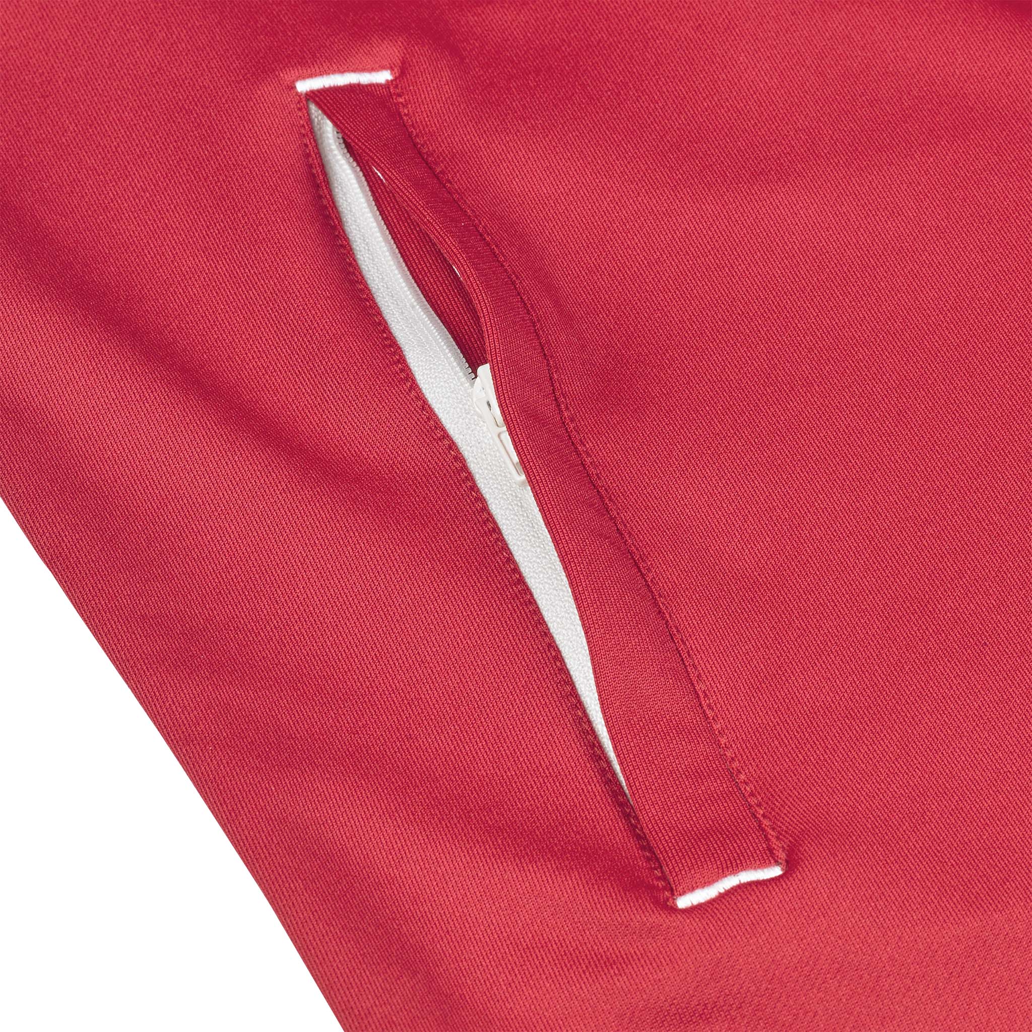 Närbild av röd Training zip jacket Spain woman v25, Match & Training wear, med vit dragkedjeficka.