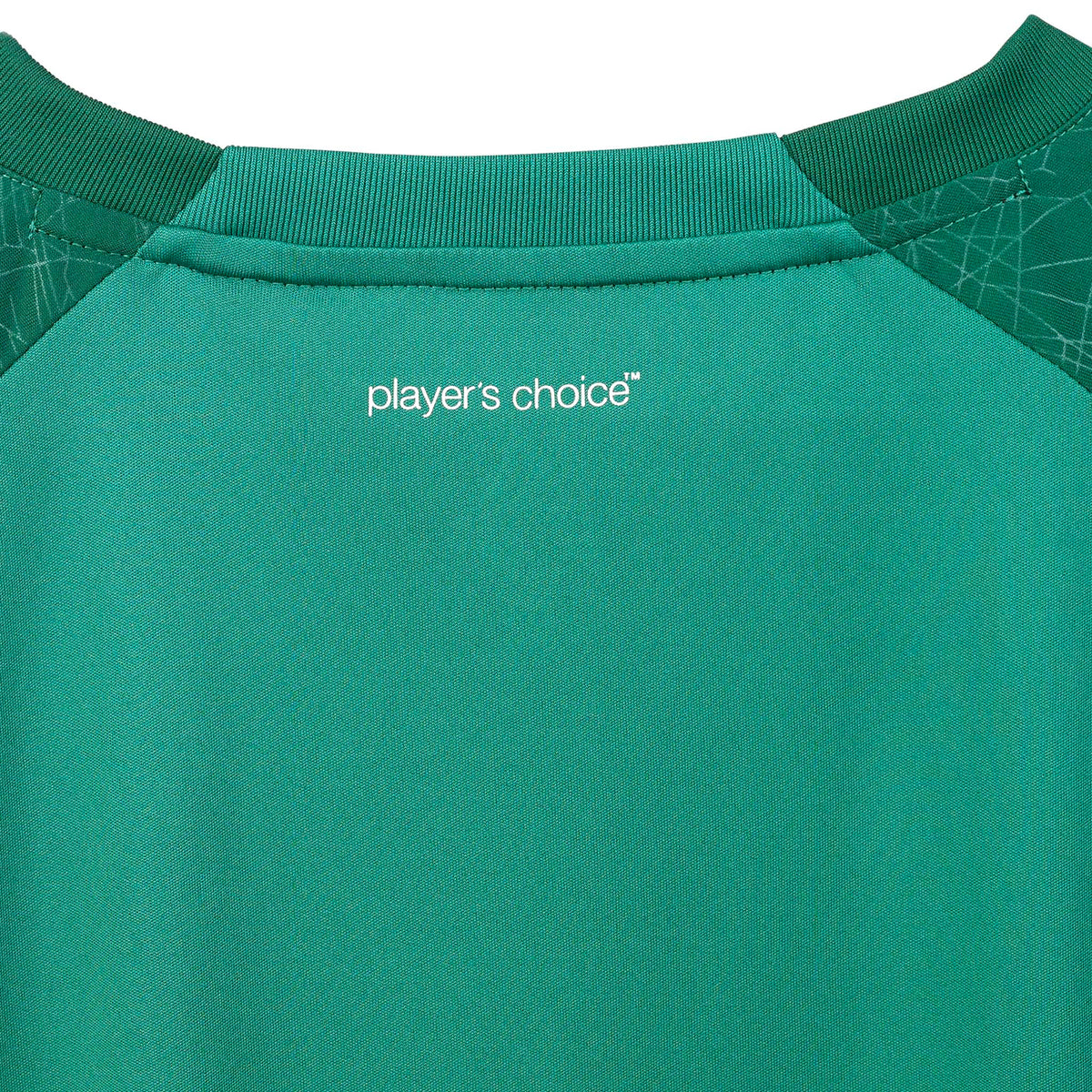 Närbild av grön Player shirt S/S Spain woman v25, fotboll Match & Training wear, vit logga på ryggen