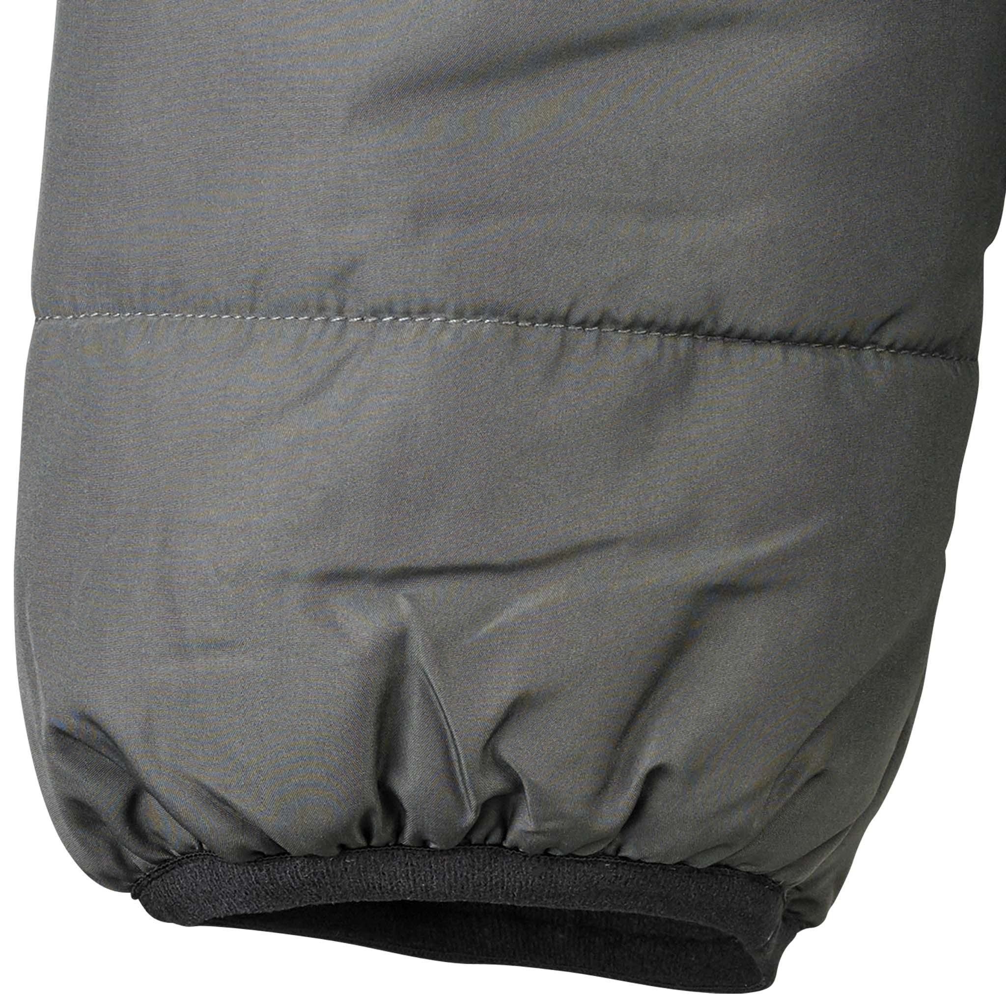Närbild av grå Padded jacket Oxford v25 fritidskläder med kviltad ärm och svart ribbmudd.